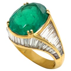 Anillo de oro amarillo de 18 quilates con esmeralda oval de 6,00 quilates y diamante baguette de 3,23 quilates