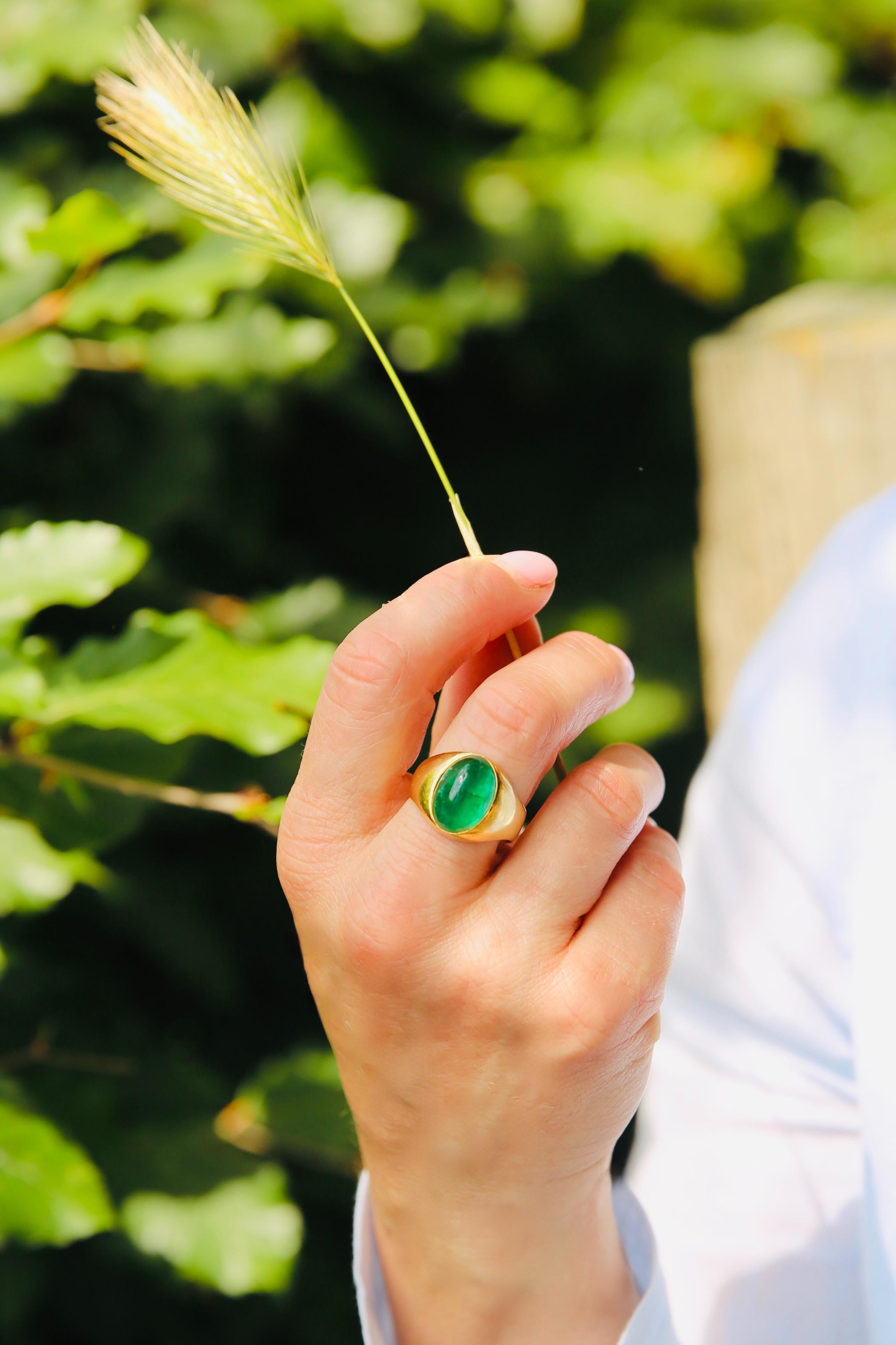 Anello a cupola con smeraldo in oro giallo 18kt. in vendita 5