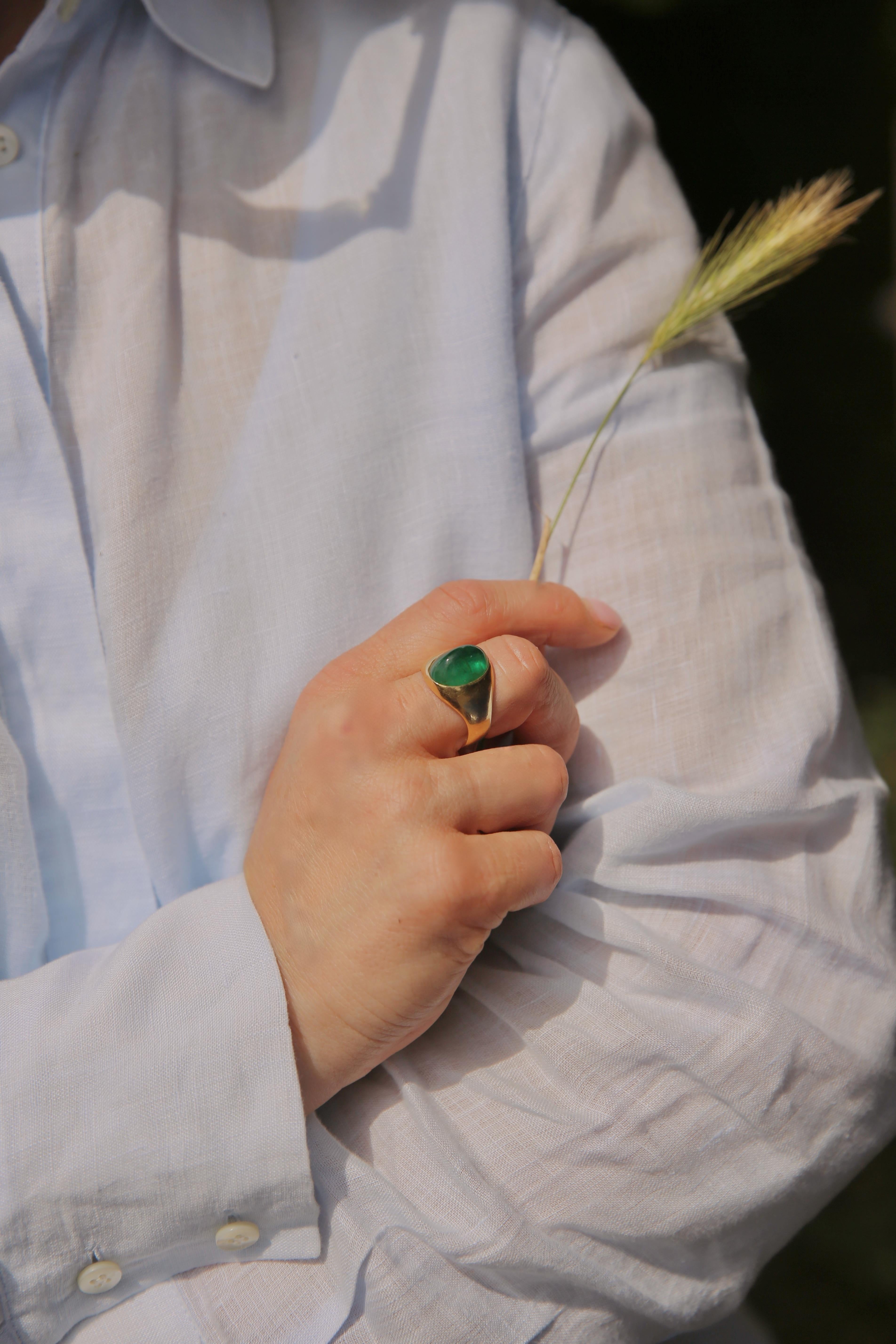 Anello a cupola con smeraldo in oro giallo 18kt. in vendita 6