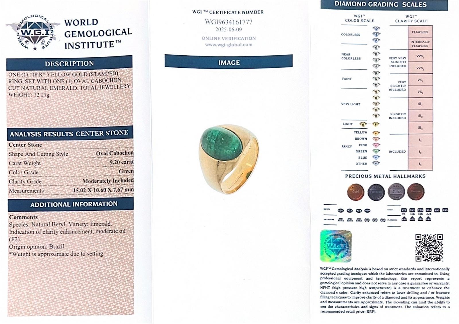 Cette bague dôme en or jaune 18 carats est ornée d'une magnifique émeraude taillée en cabochon, sertie dans un anneau d'or jaune lisse et poli. 

Fabriqué en Circa 1970. 
Poinçon d'or 18kt. 

Le design de la bague est minimal mais puissant, avec des