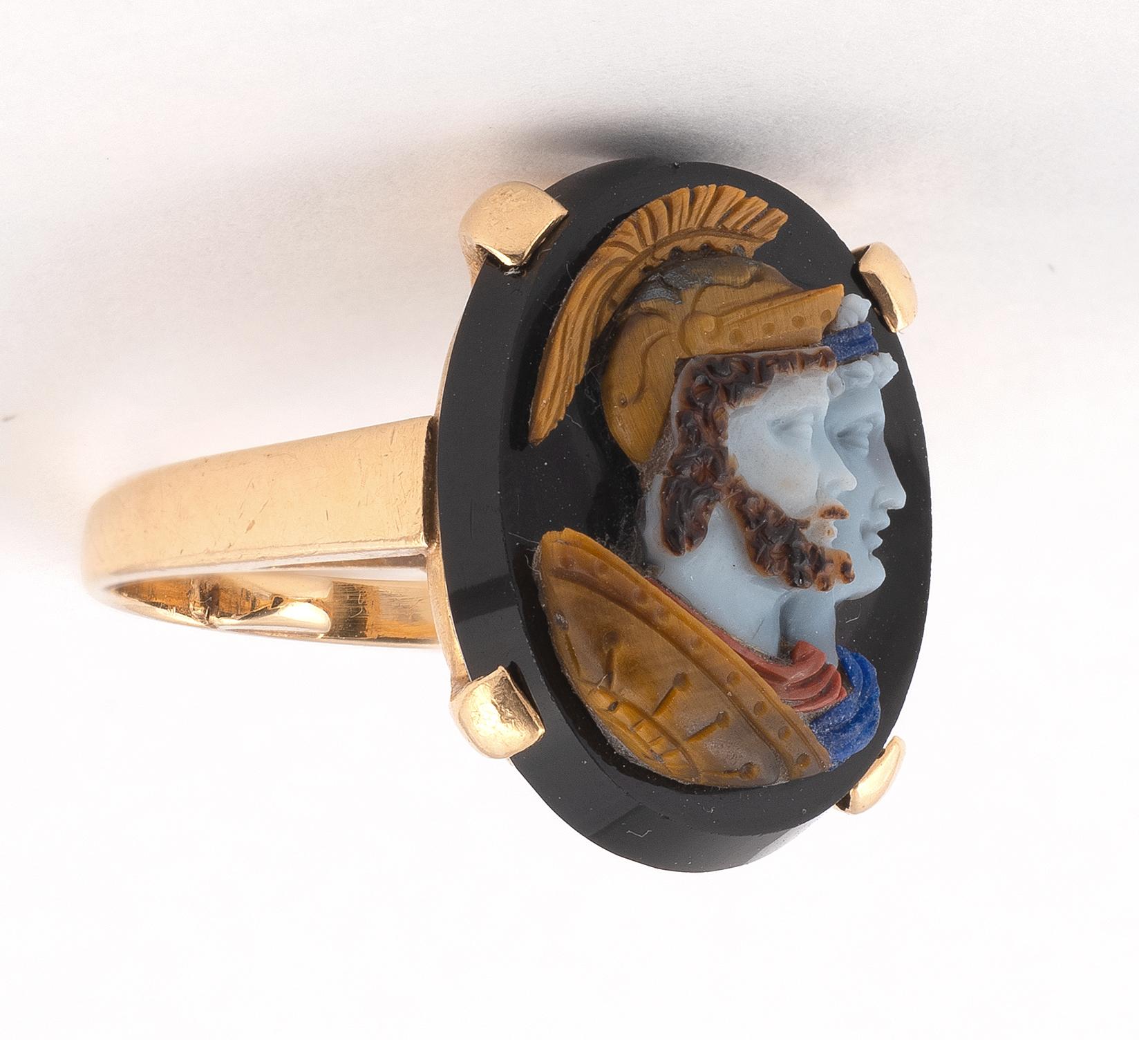 Yellow gold ring, adorned with a cameo on agate with tiger eye and lapis lazuli depicting two profiles of soldiers. Ring size: 7
Weight : 8.7g