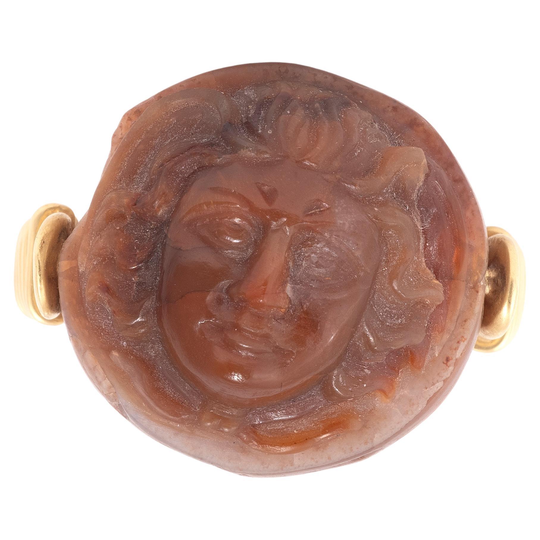 Classical Roman 18kt Yellow Gold Agate Medusa Cameo Men's Ring III - IV Sec. AD For Sale