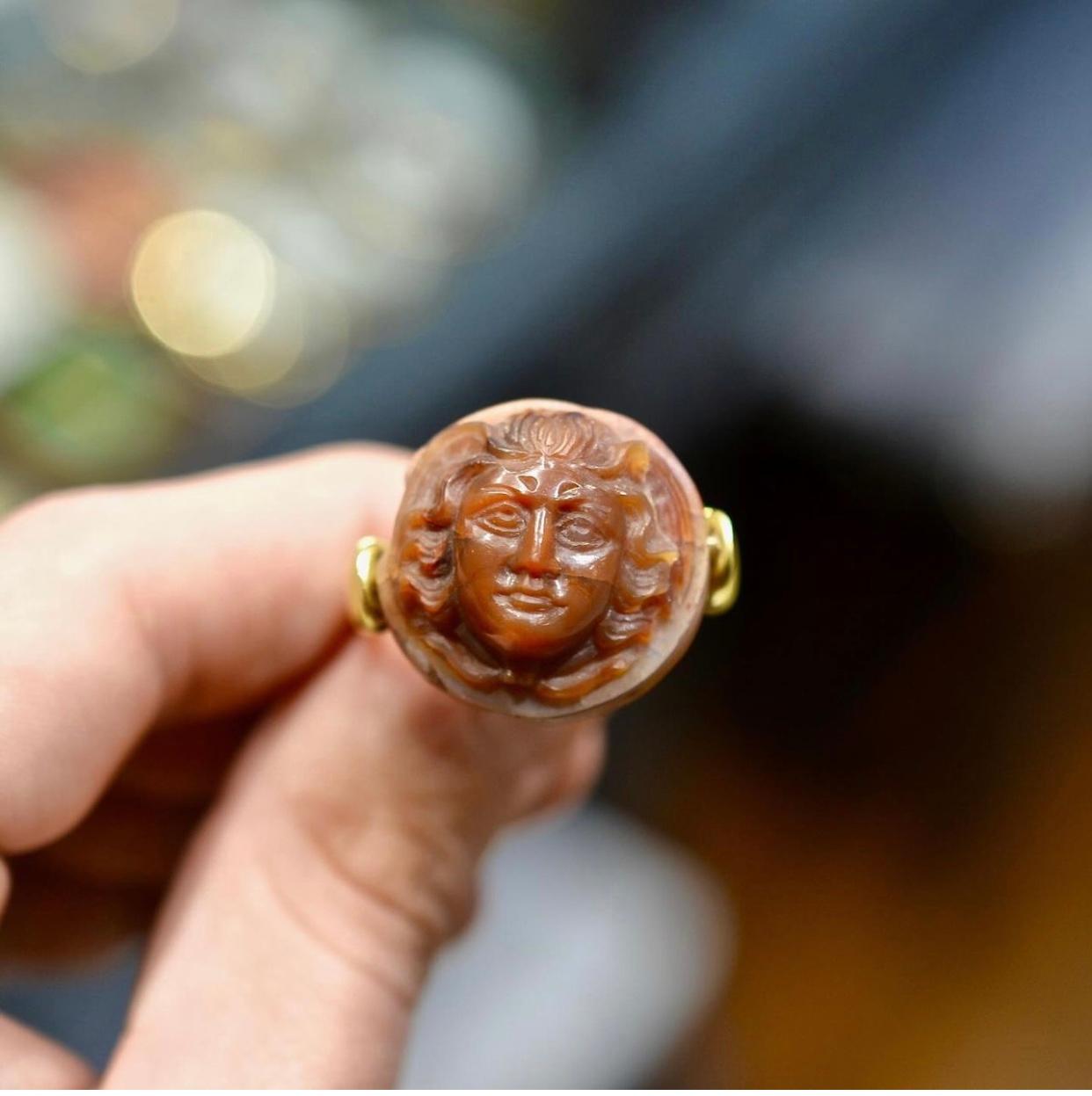 18kt Yellow Gold Agate Medusa Cameo Men's Ring III - IV Sec. AD In Excellent Condition For Sale In Firenze, IT
