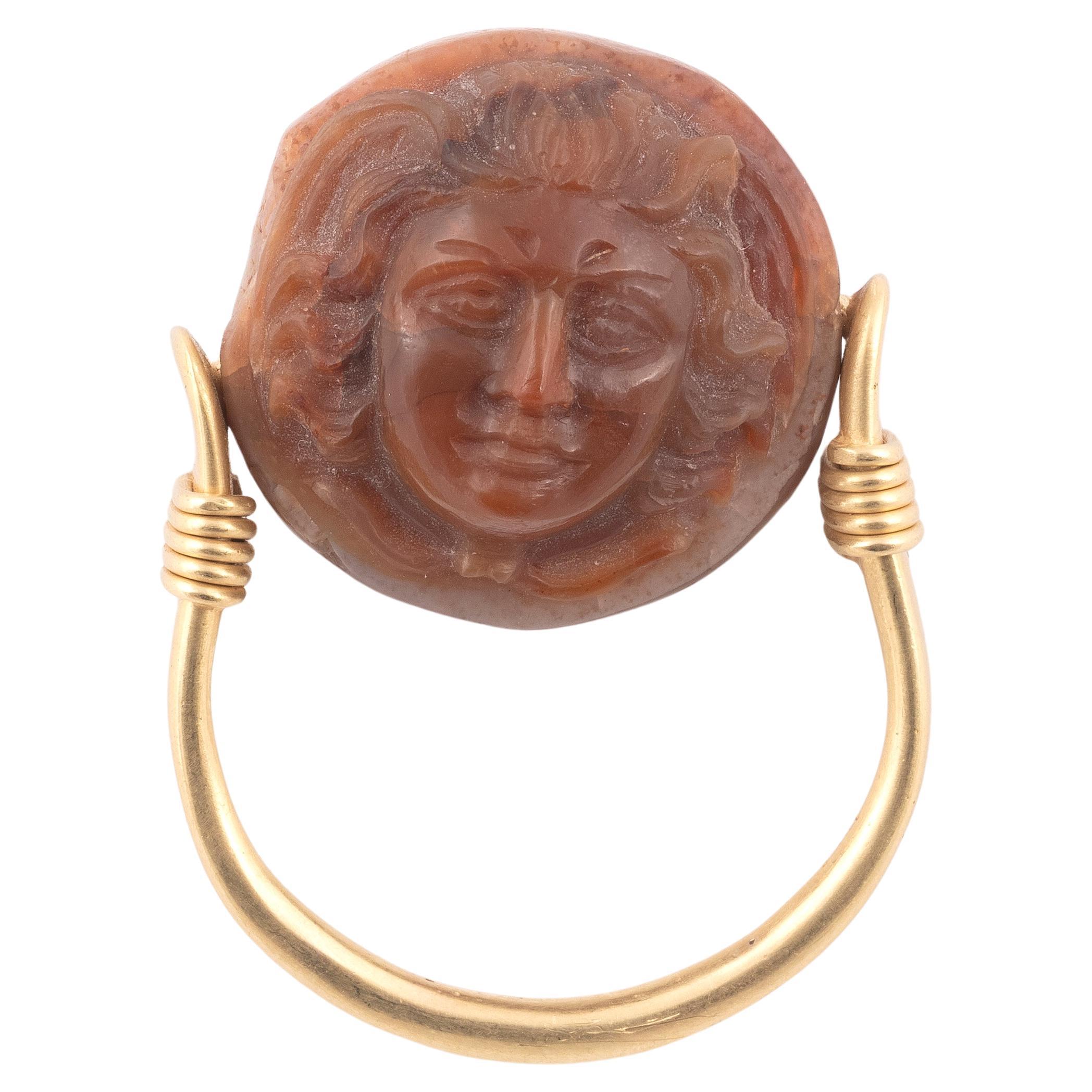 18kt Yellow Gold Agate Medusa Cameo Men's Ring III - IV Sec. AD For Sale