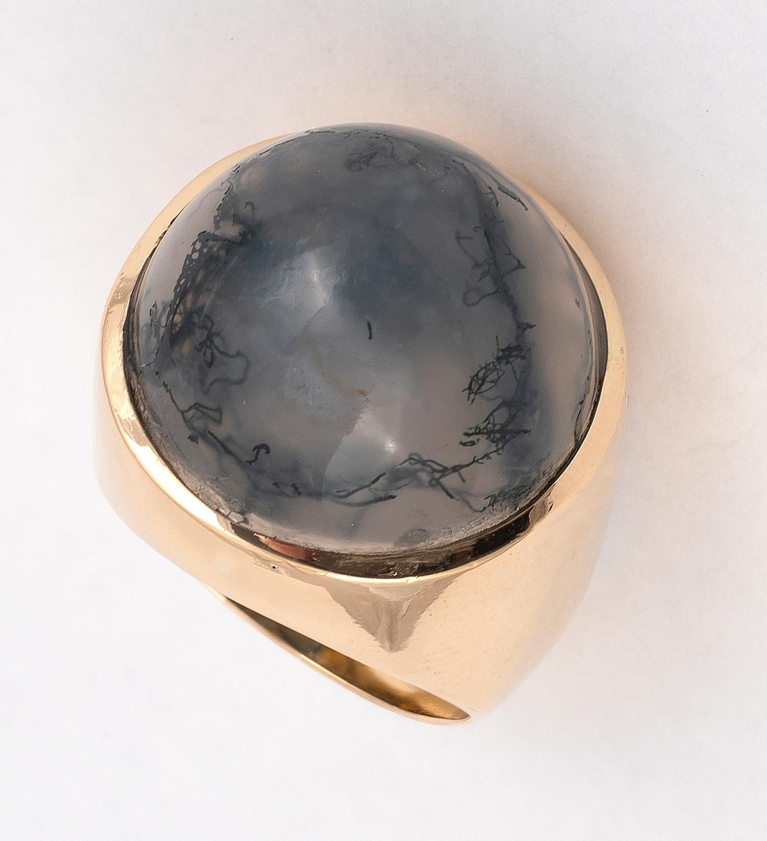 Ring in 18k yellow gold, set with a moss agate cabochon.
Size : 4
Weight : 9,5gr.