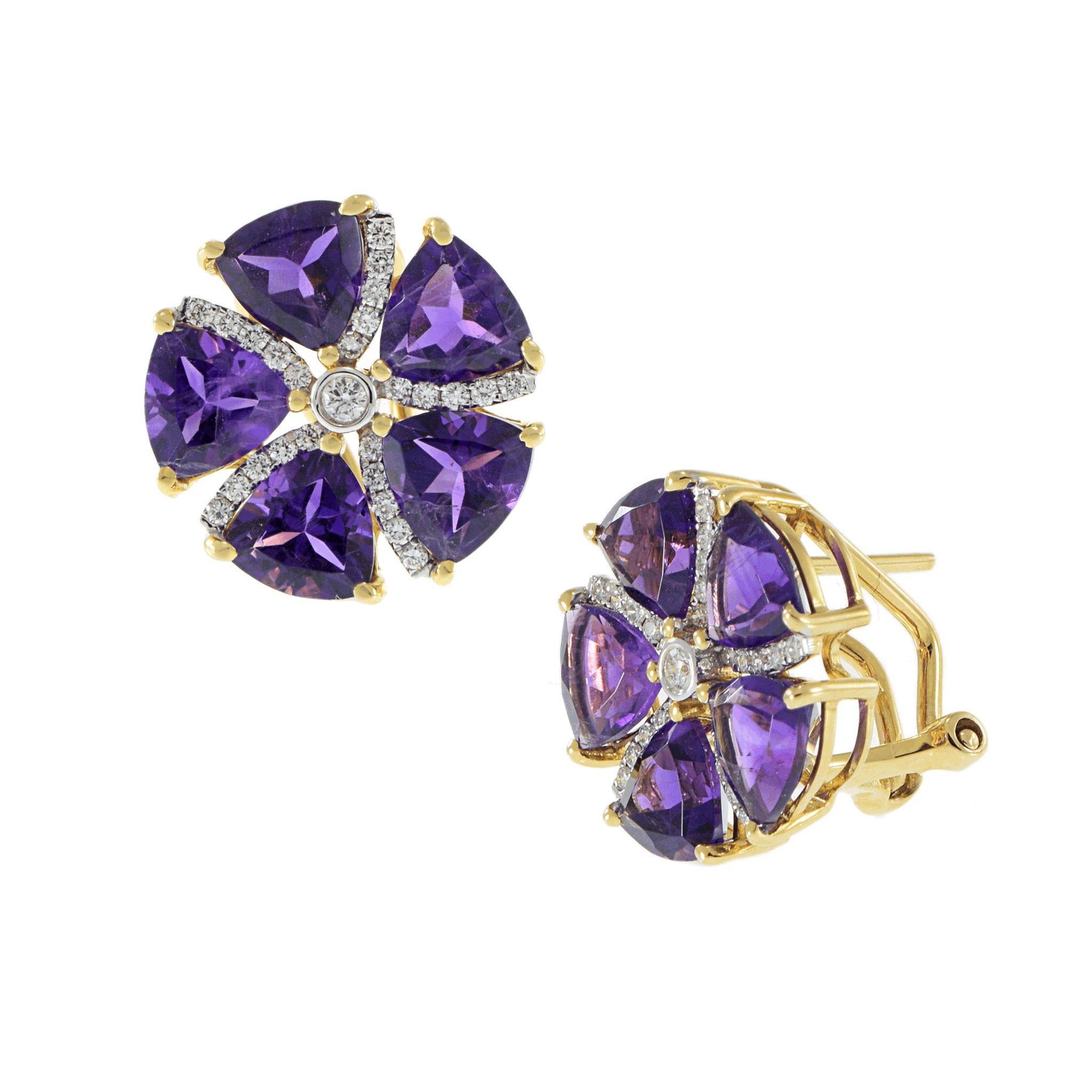 Réalisées en or jaune 18KT, ces boucles d'oreilles circulaires en forme de fleur sont ornées d'améthystes violettes taillées en trillion totalisant 6,46CT-TW, disposées dans un motif d'inspiration florale. Des diamants de taille ronde totalisant