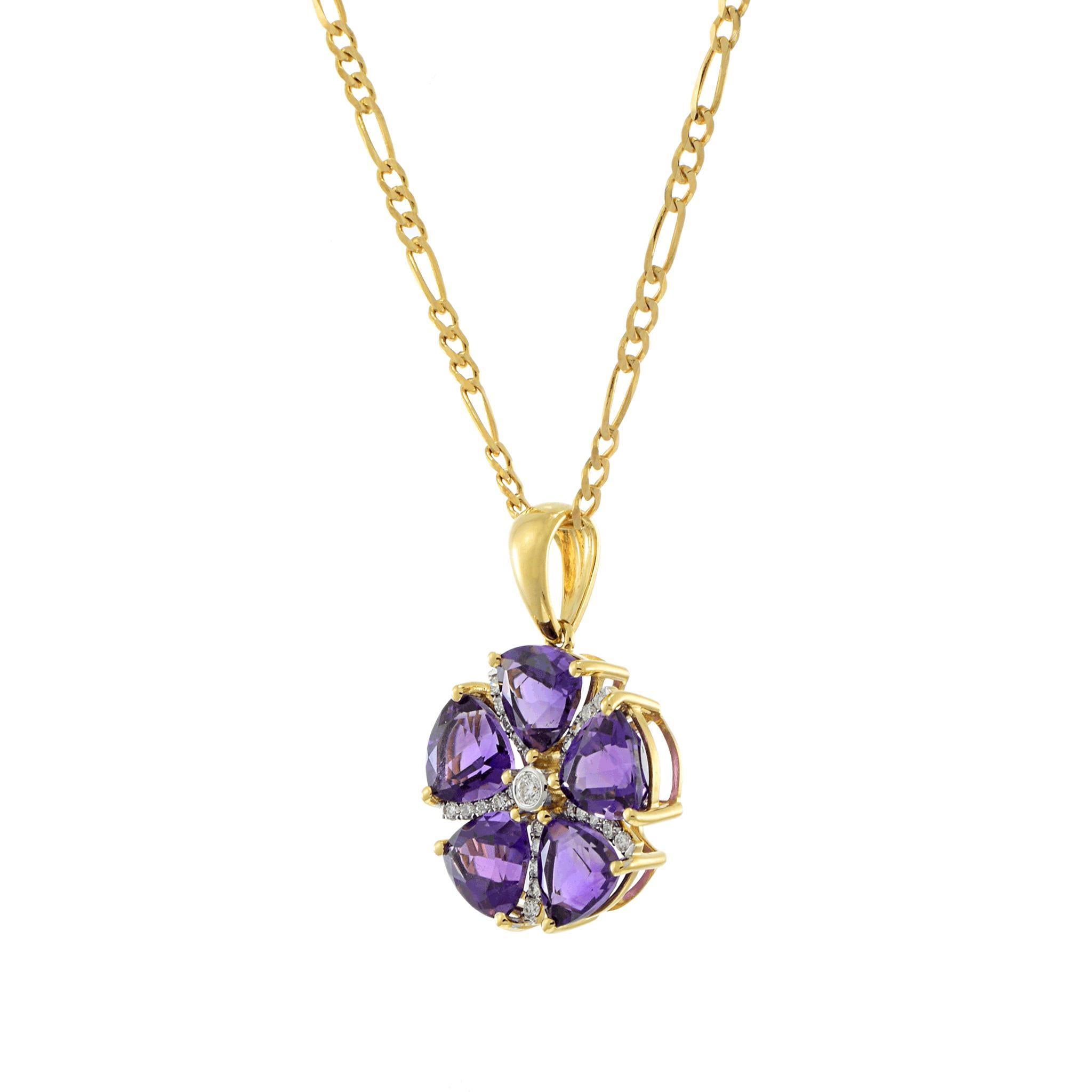 Ce pendentif en forme de fleur est réalisé en or jaune 18KT et met en valeur des améthystes taillées en trillion totalisant 3,69CT-TW, disposées dans un motif d'inspiration florale. Des diamants de taille ronde totalisant 0,17CT-TW ajoutent de la