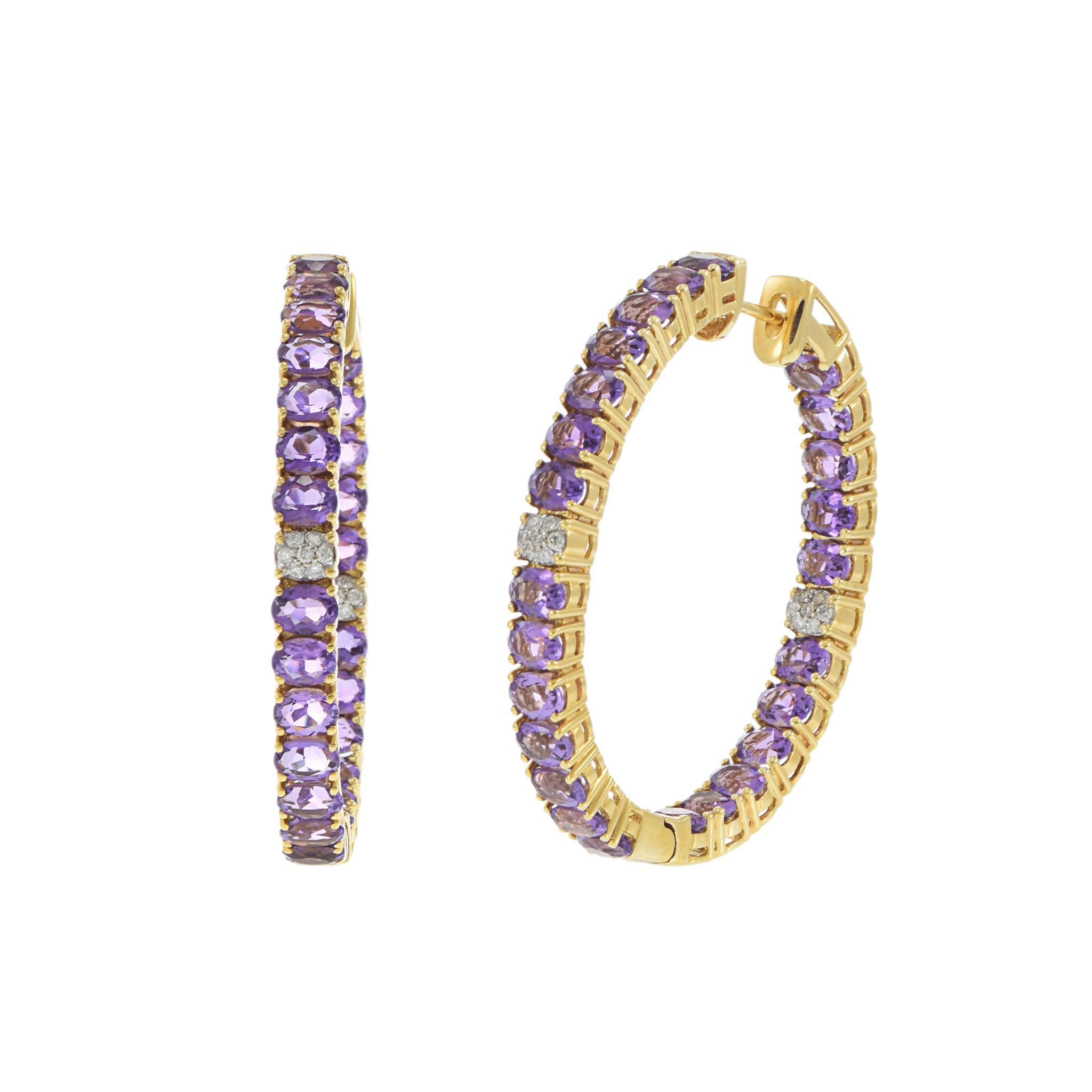 Ces boucles d'oreilles en or jaune 18KT, qui s'inspirent des boucles d'oreilles classiques, présentent plus de 7 carats d'améthystes de taille ovale aux teintes riches. Une section subtile d'accents de diamants ronds et brillants - totalisant 0,14