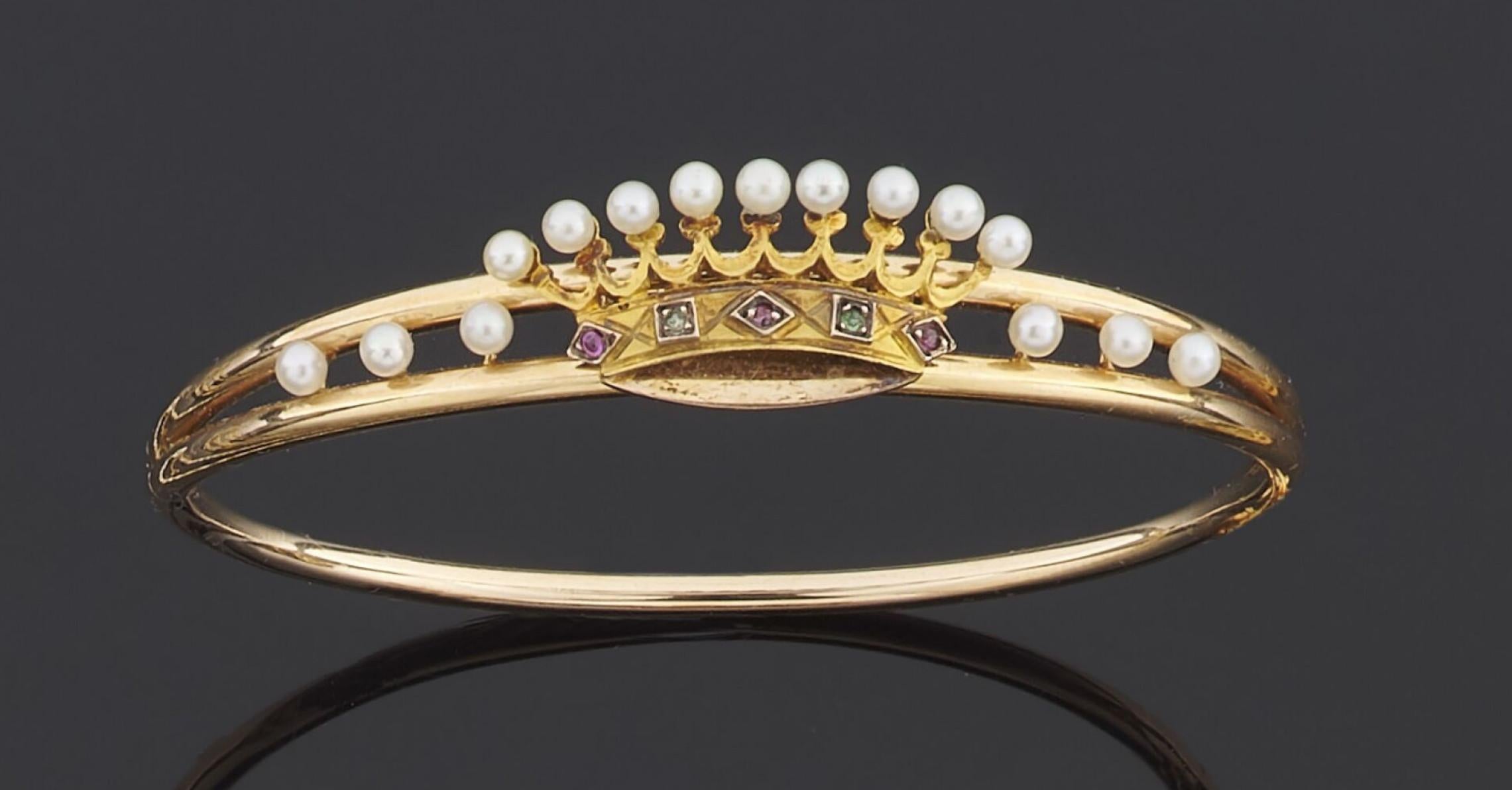 
Bracelet rigide ouvrant en or jaune 750 millièmes, le centre décoré d'une couronne ornée de petites perles de culture.
Diamètre : 5,8 cm
Poids : 8,4 g 