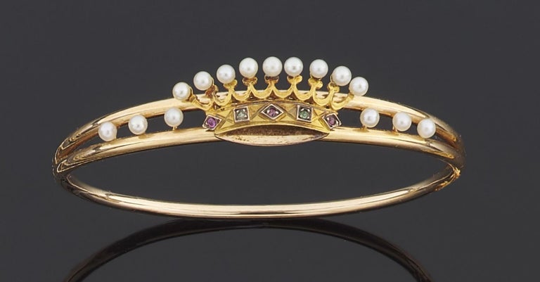 Rigid opening bracelet in 750 thousandths yellow gold, the center decorated with a crown adorned with small cultured pearls.
Diameter: 5.8 cm
Weight: 8.4g 