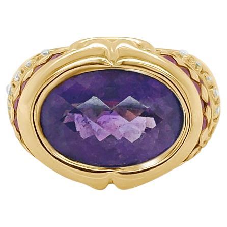 Una morbida ametista con taglio a cuscino è al centro della scena nella sua splendente montatura in oro giallo 18 kt, abbracciata da una scintillante aureola di zaffiri rosa per un totale di 0,70 ct e 18 diamanti con taglio a brillante per un totale