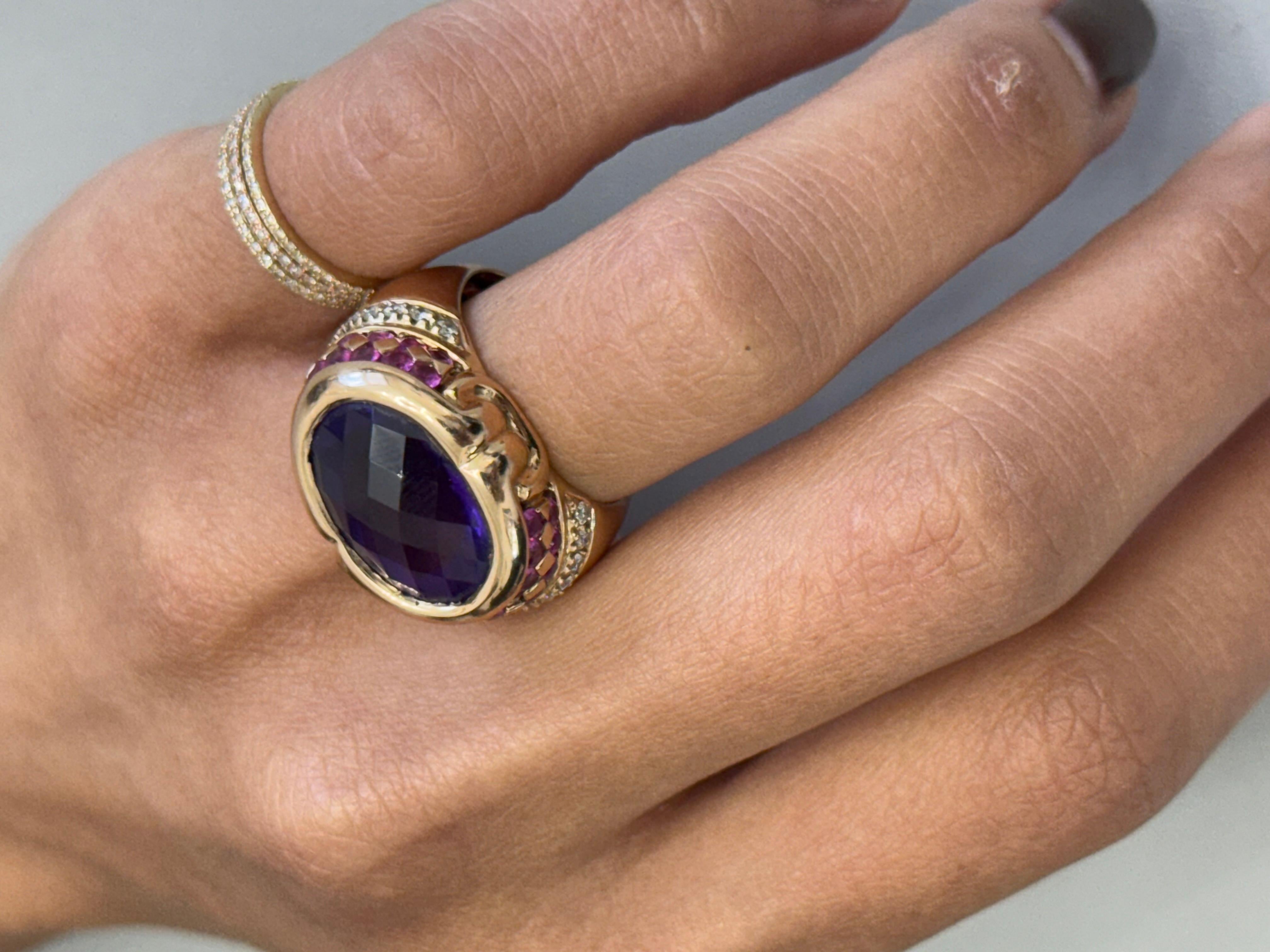 Anello in oro giallo 18Kt con ametista, zaffiri rosa e diamanti in vendita 1