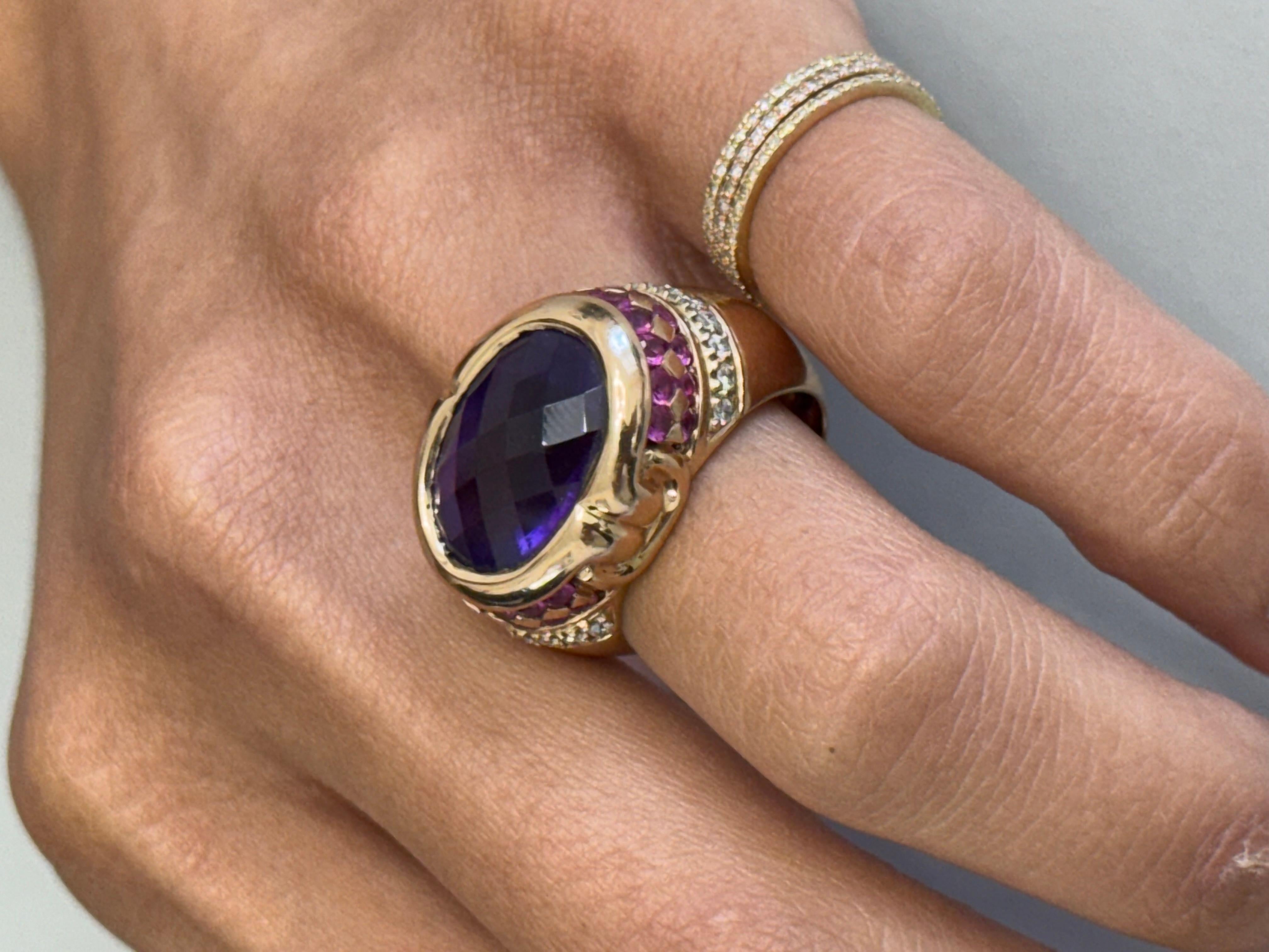 Anello in oro giallo 18Kt con ametista, zaffiri rosa e diamanti in vendita 2