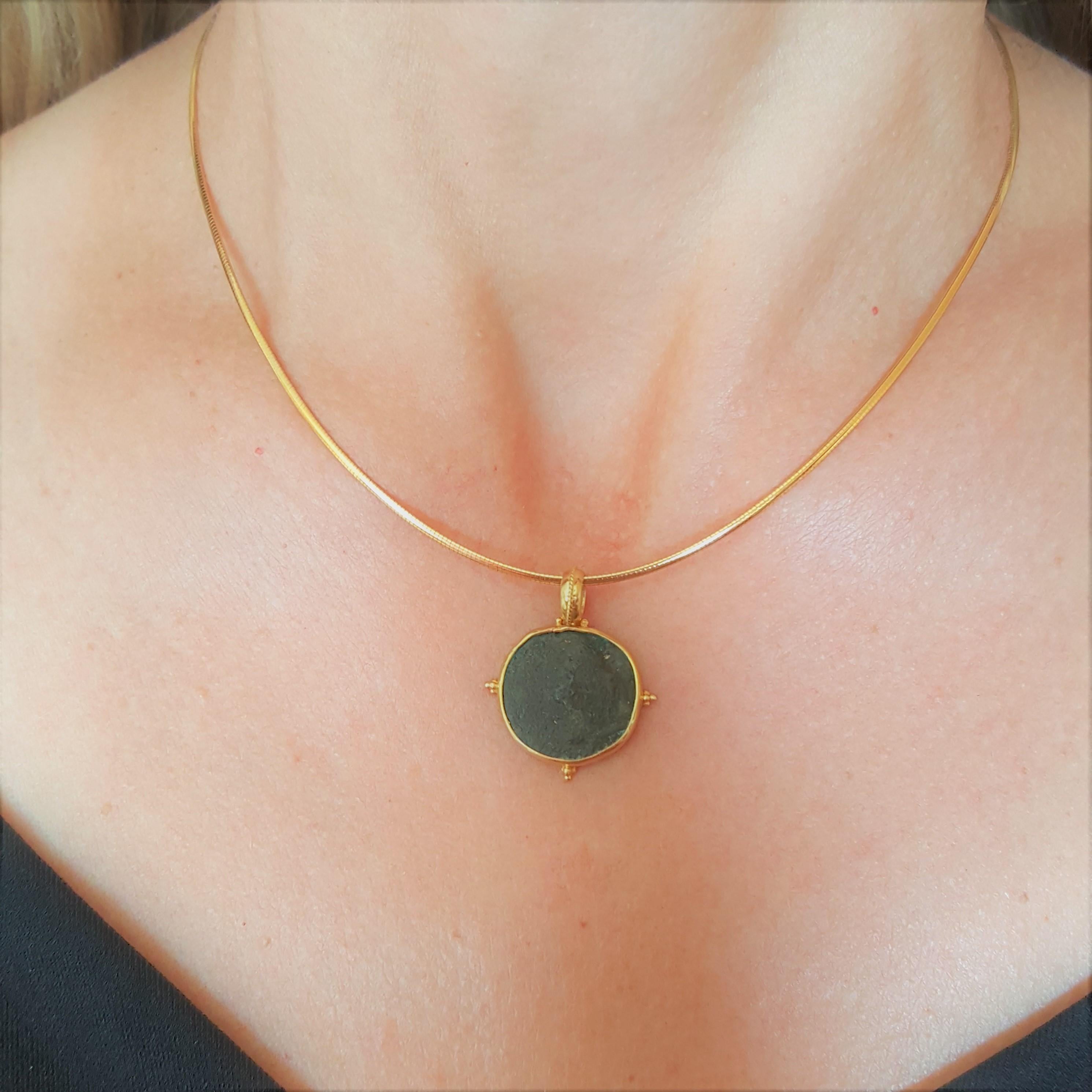 18kt Gelbgold-Anhänger mit griechischer Münze im antiken Stil in Lünette, sehr guter Zustand (Klassisch-griechisch)