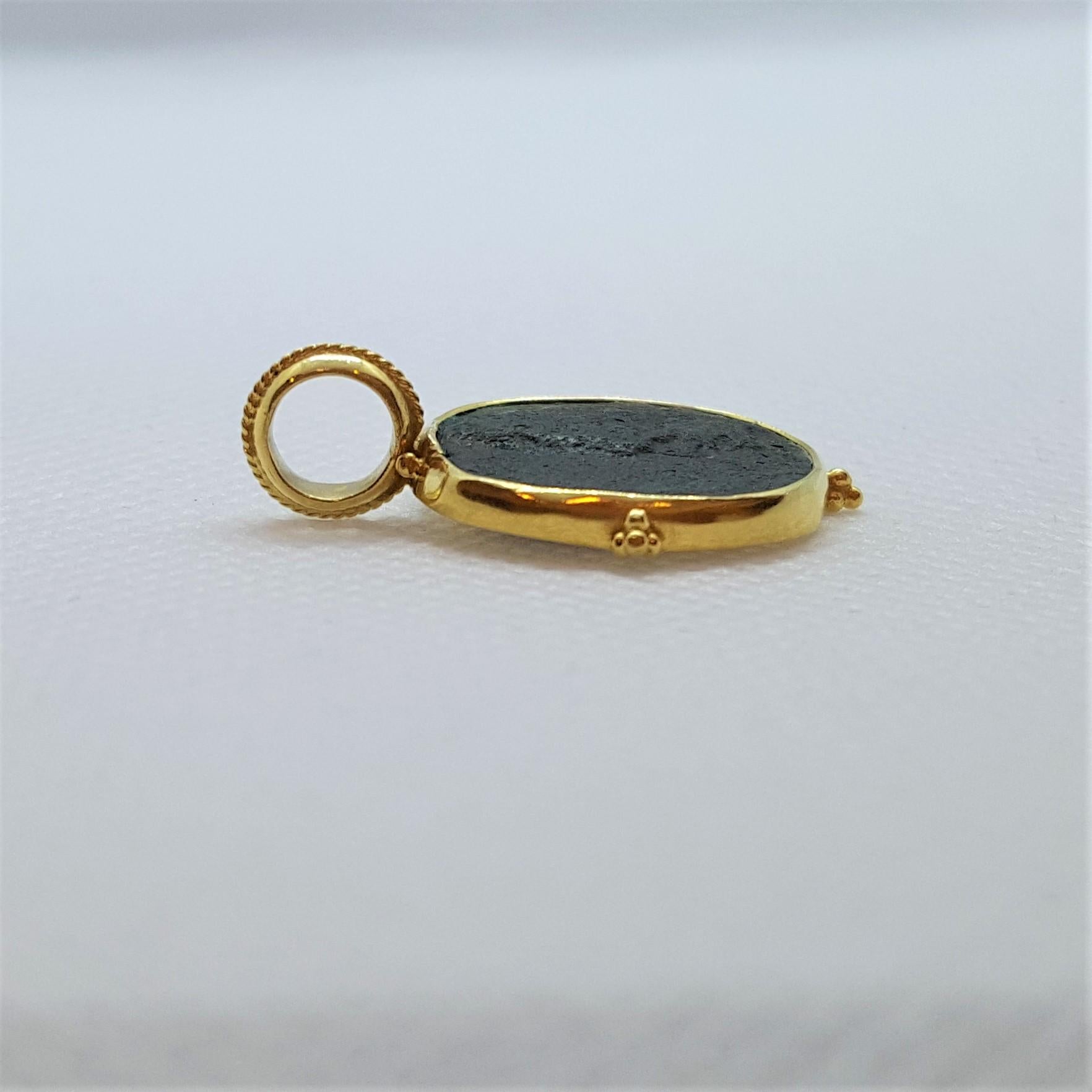 Pendentif en or jaune 18 carats avec lunette en forme de pièce de monnaie grecque de style ancien, très bon état Pour femmes en vente