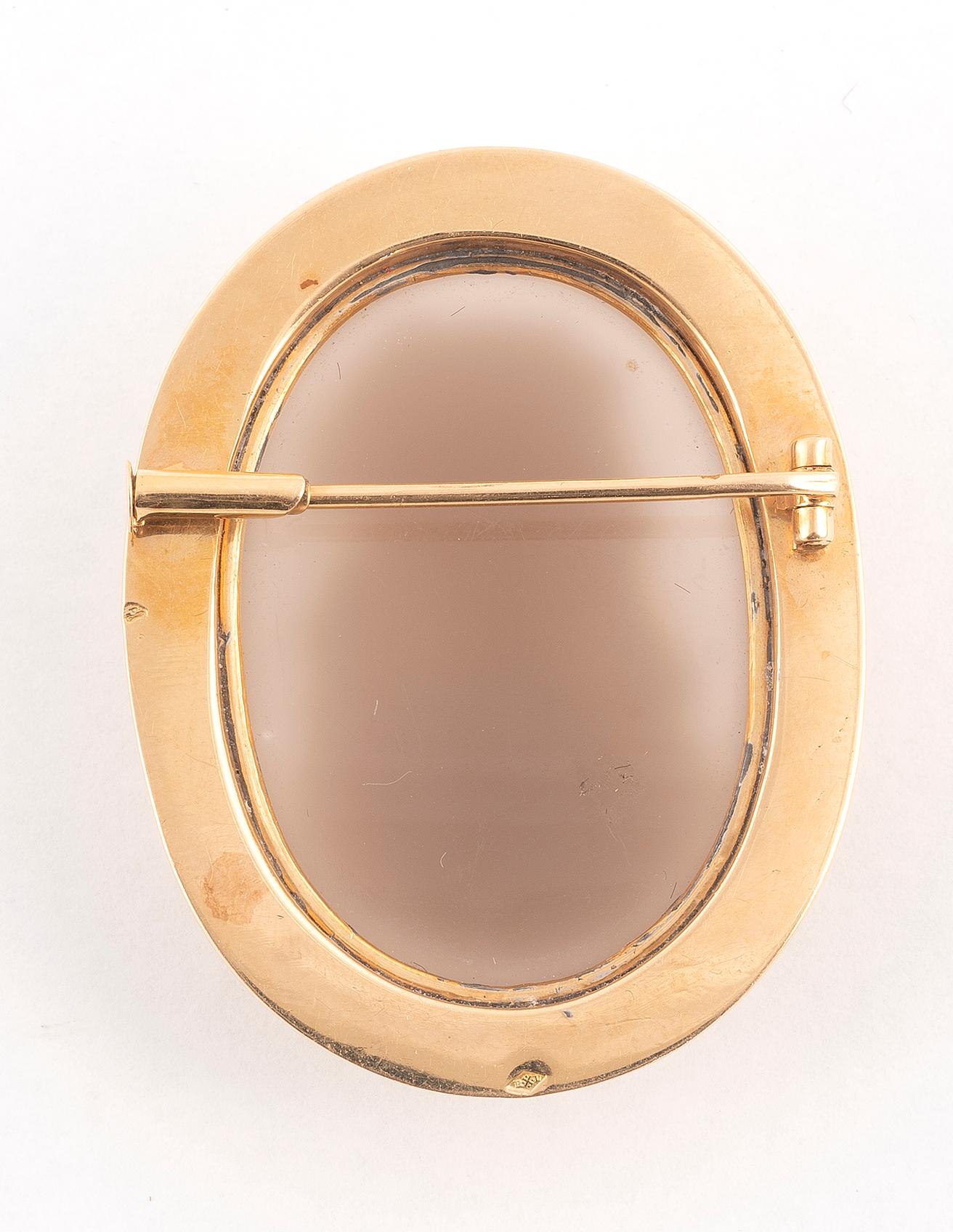 

Yellow gold brooch, adorned with a cameo on agate depicting the profile of a richly dressed woman. 
Dimensions: 4.2 x 3.1 cm. 
Weight: 23.2g. 