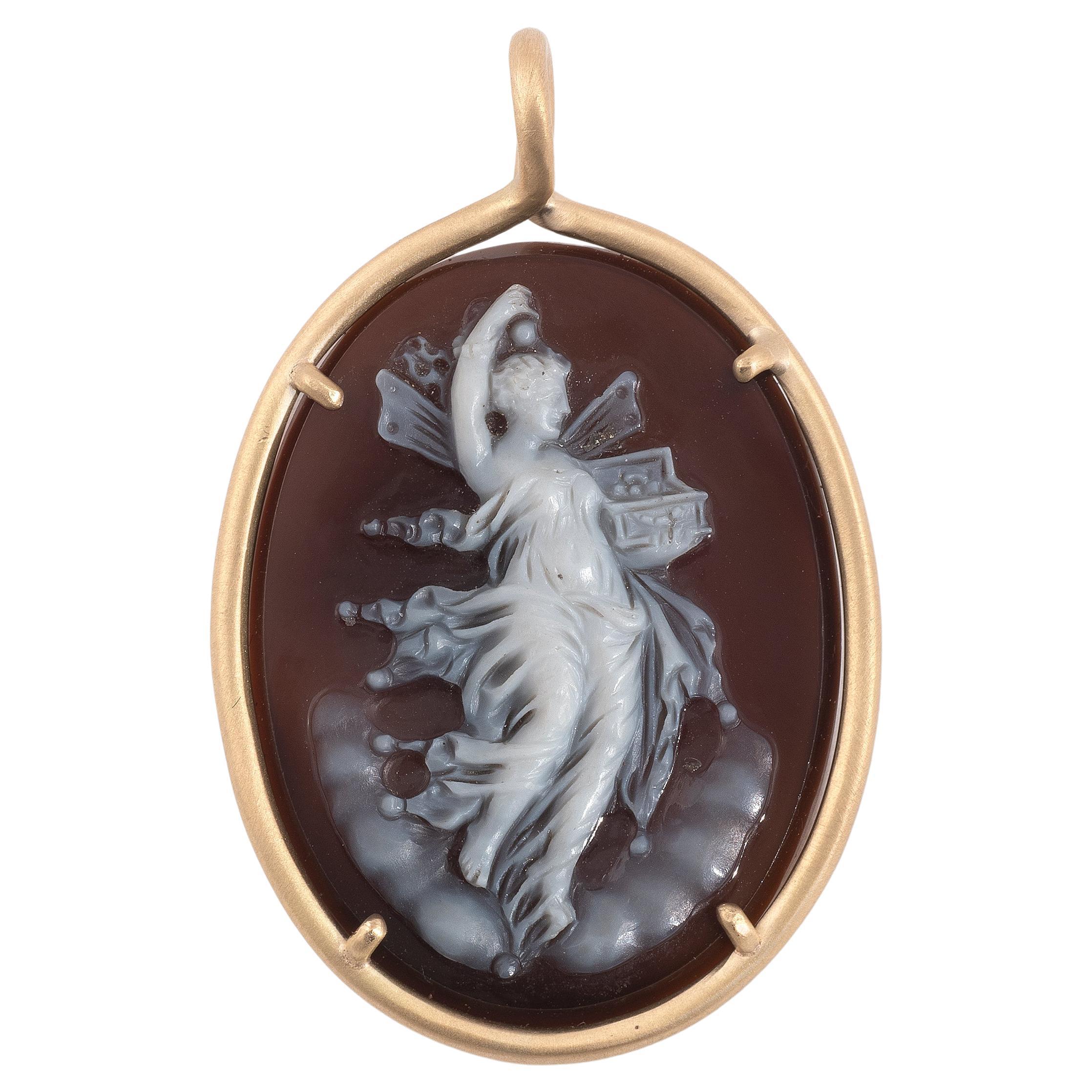 Uncut 18kt Yellow Gold And Agate Cameo Pendant For Sale