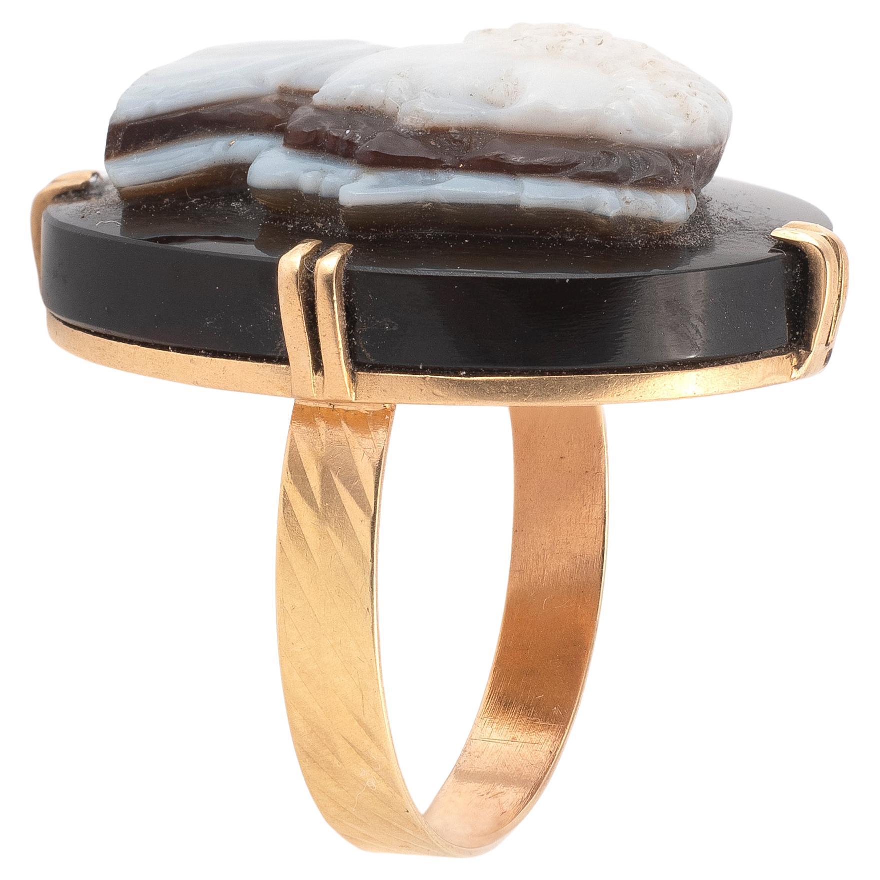 

Anillo de oro amarillo, adornado con un camafeo sobre ágata que representa tres perfiles masculinos probablemente poetas italianos ( Dante Alighieri, Ludovico Ariosto e Giovan Battista Marino). Tamaño del anillo: 7 1/2
Peso: 9,2 g. 


