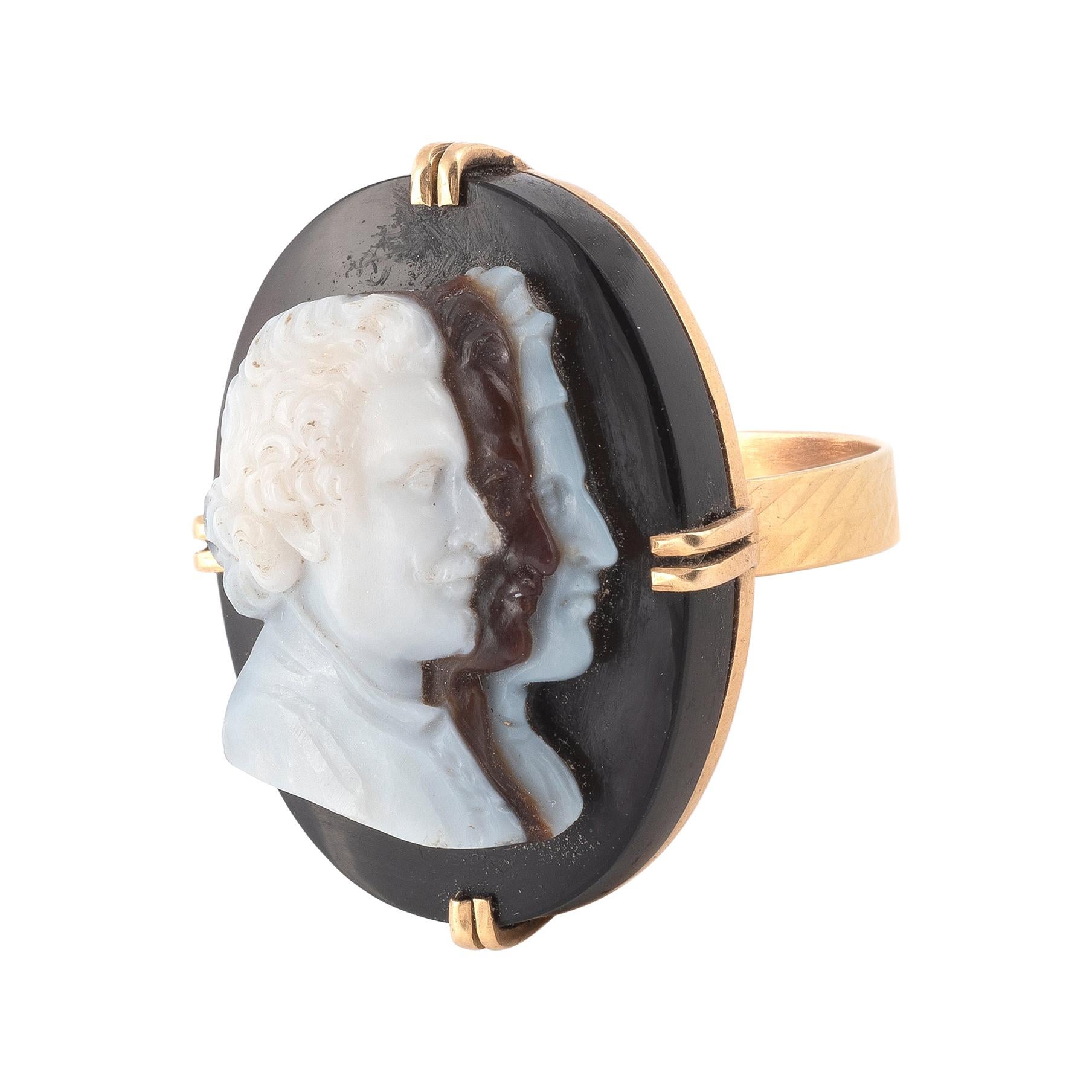 Oval Cut 18kt Yellow Gold and Agate Cameo Ring For Sale