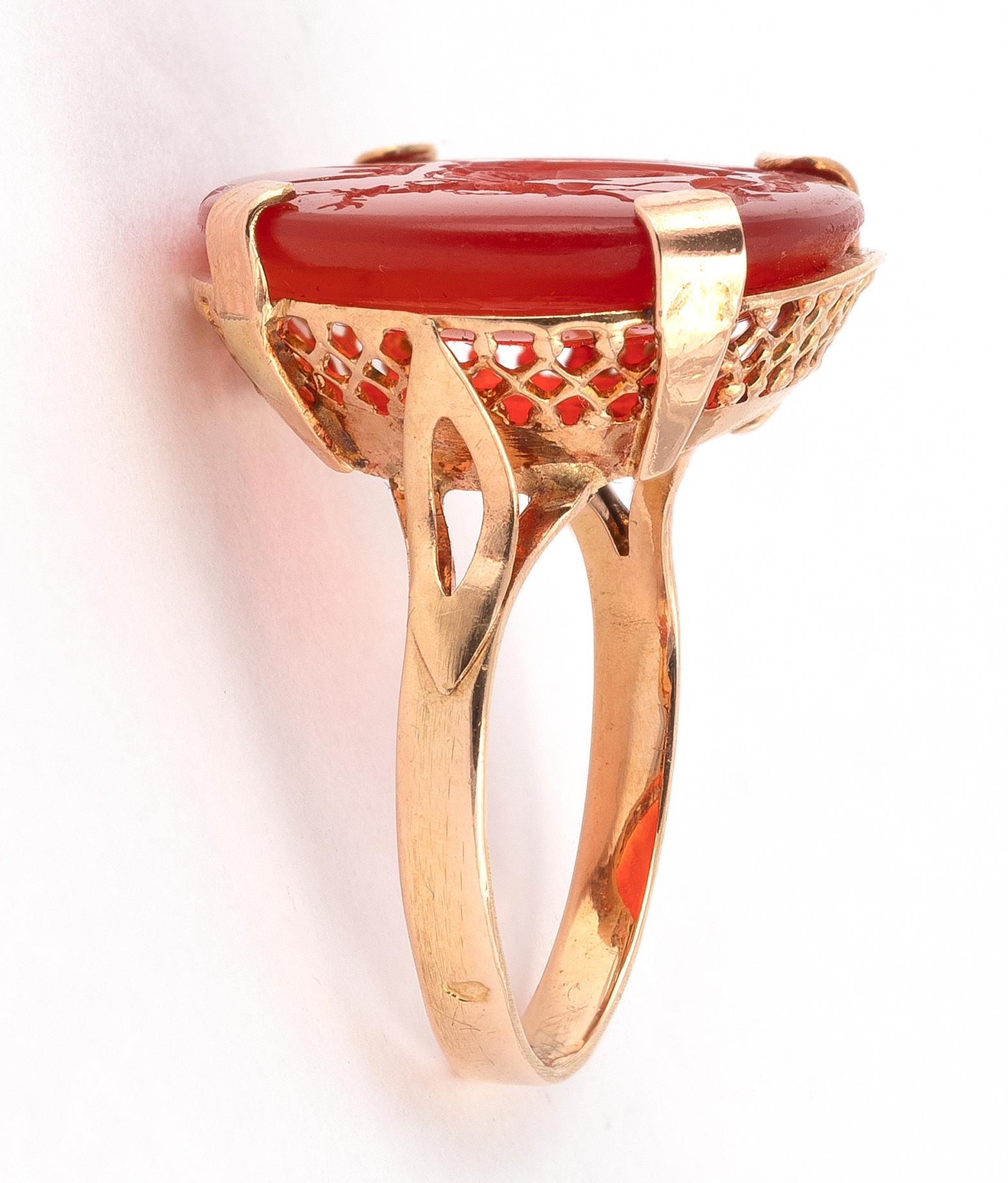 Yellow gold ring, adorned with an intaglio on carnelian engraved with a coat of arms under a knight's helmet. Ring size: 7
Weight: 8,1g. 