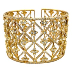 Bracelet manchette large ajouré en or jaune 18 carats et diamants de 5,85 carats