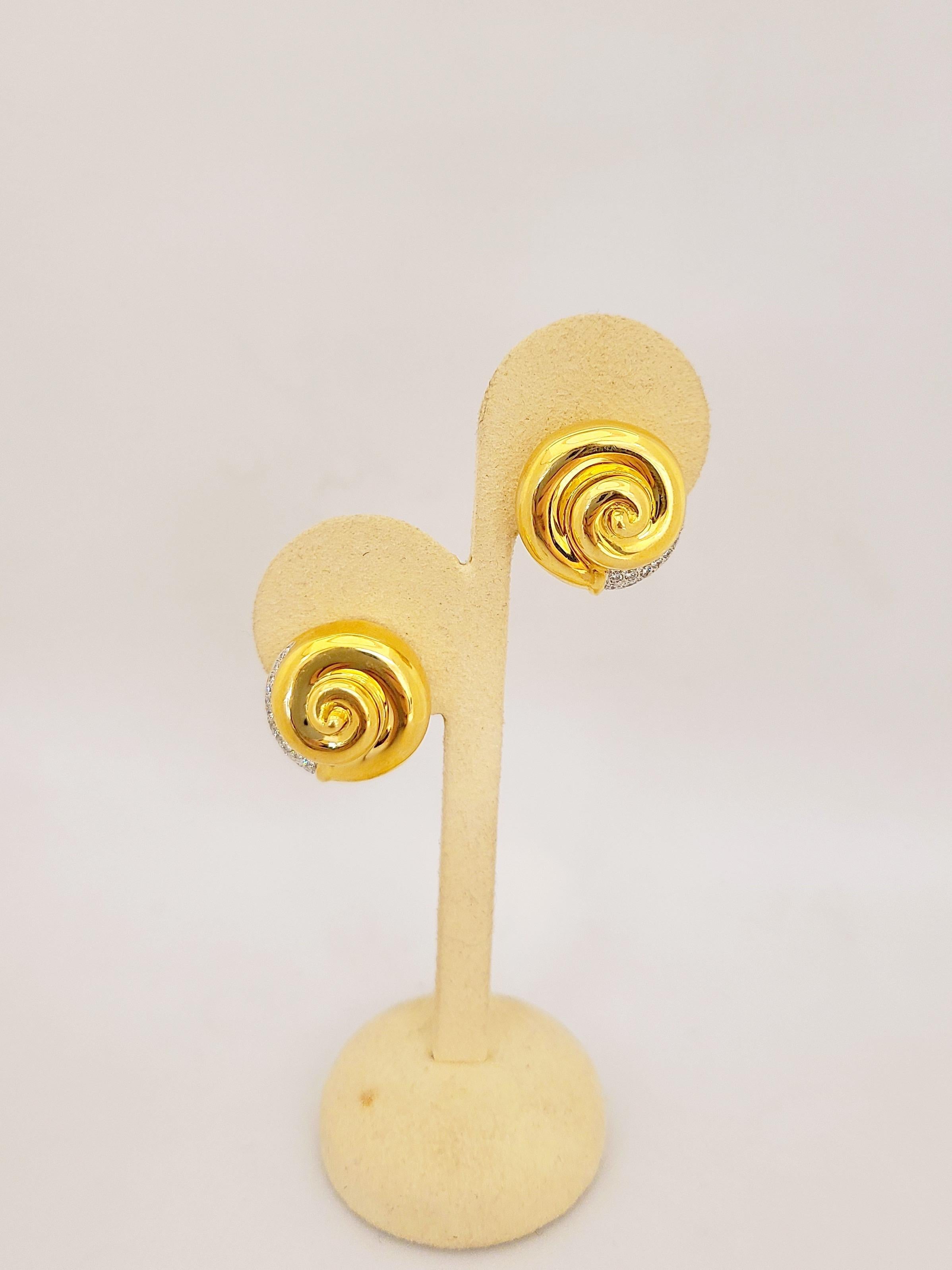 18 Karat Yellow Gold and Diamonds 0.65 Carat Swirl Button Earrings For Sale 1