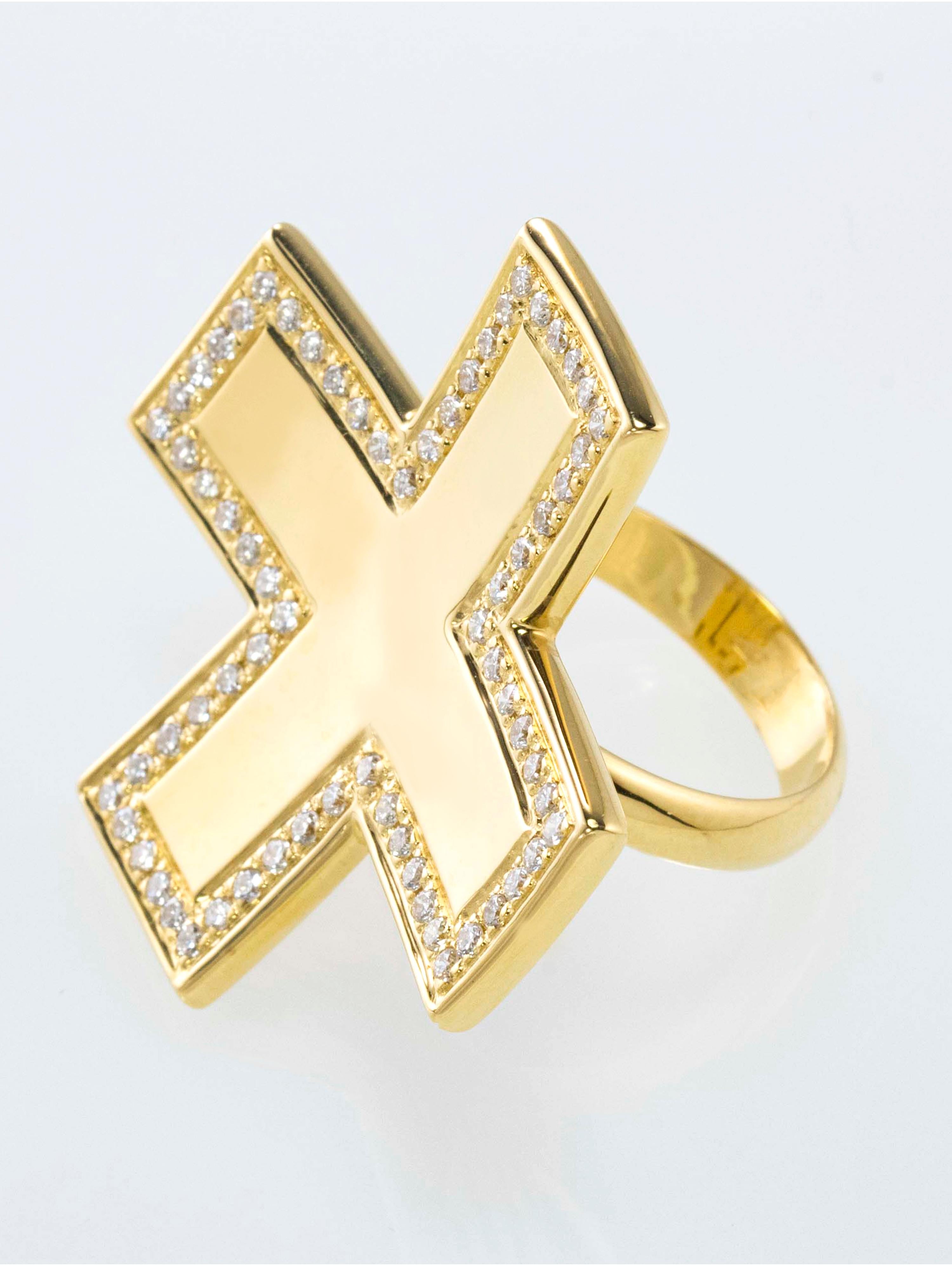A solid 18 Kt gold and diamonds ring. The gold weighs gr 15.56

The cross design is enhanced by a bright diamonds frame for ct 0.90.
The cross measures cm 3.20 x 3.20.

Size is 7 and it is resizable.
Made in Italy.