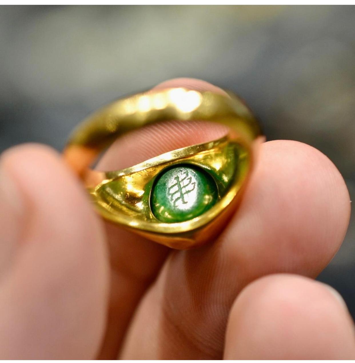 18kt Yellow Gold And Emerald Magical Intaglio Ring In Excellent Condition In Firenze, IT