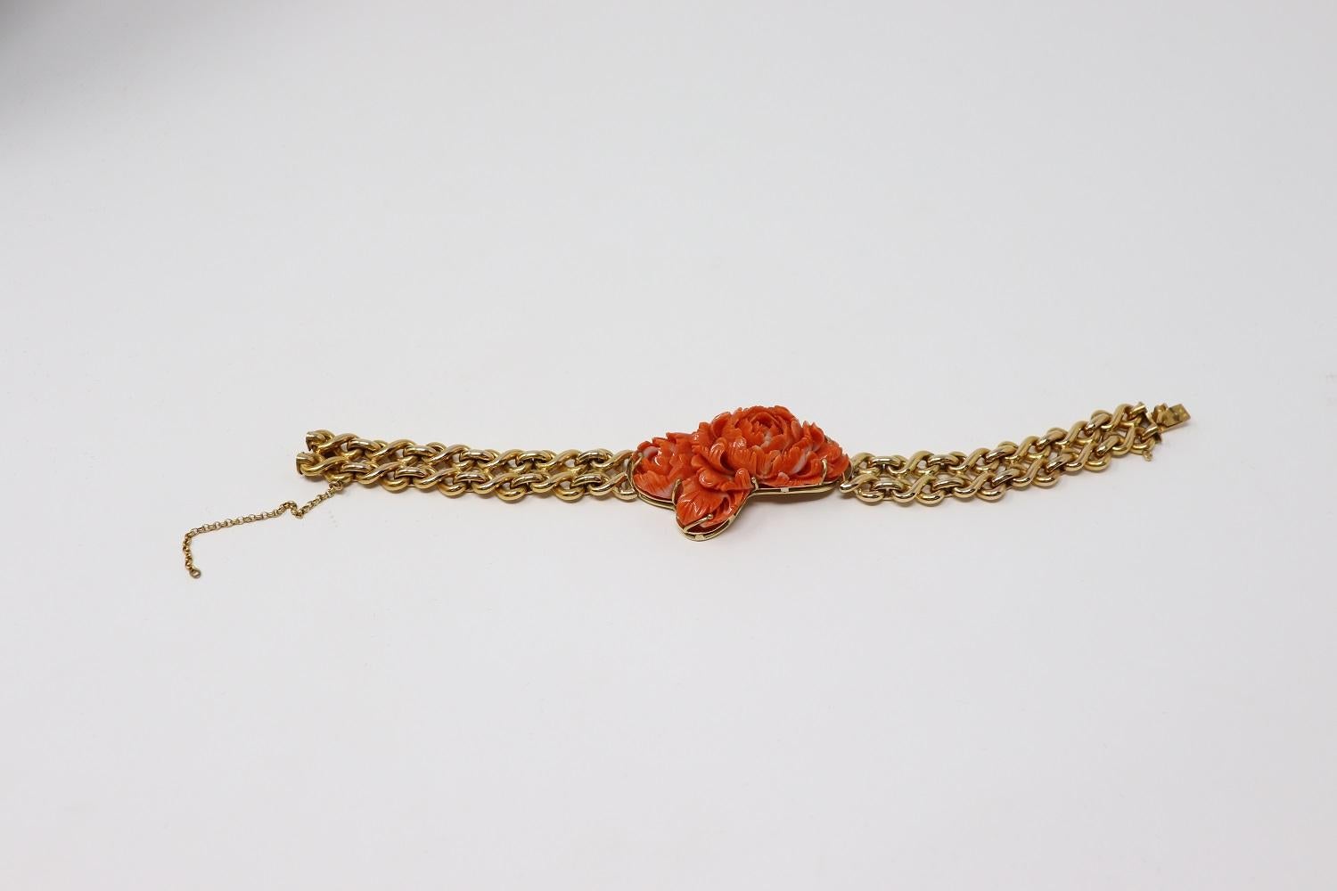 Beautiful 1940s elegant retro bracelet. The bracelet consists of 18 kt yellow gold precious japanese coral carved in the shape of roses. Beautiful earrings made by Italian goldsmiths.


