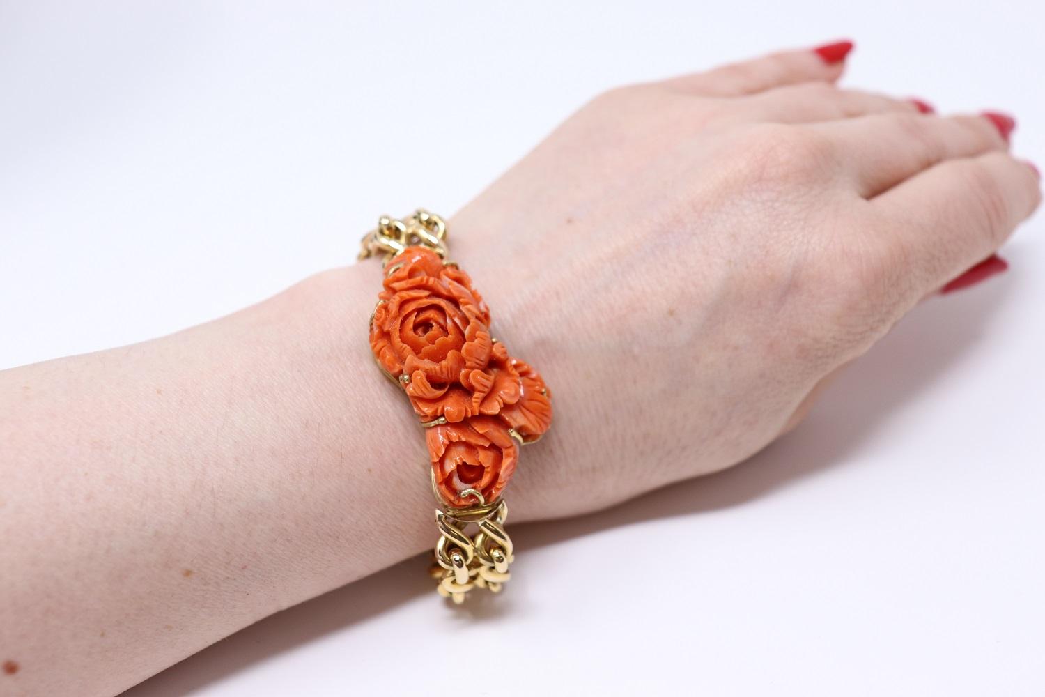 18kt Yellow Gold and Japanese Coral Fine Retro Bracelet For Sale 3