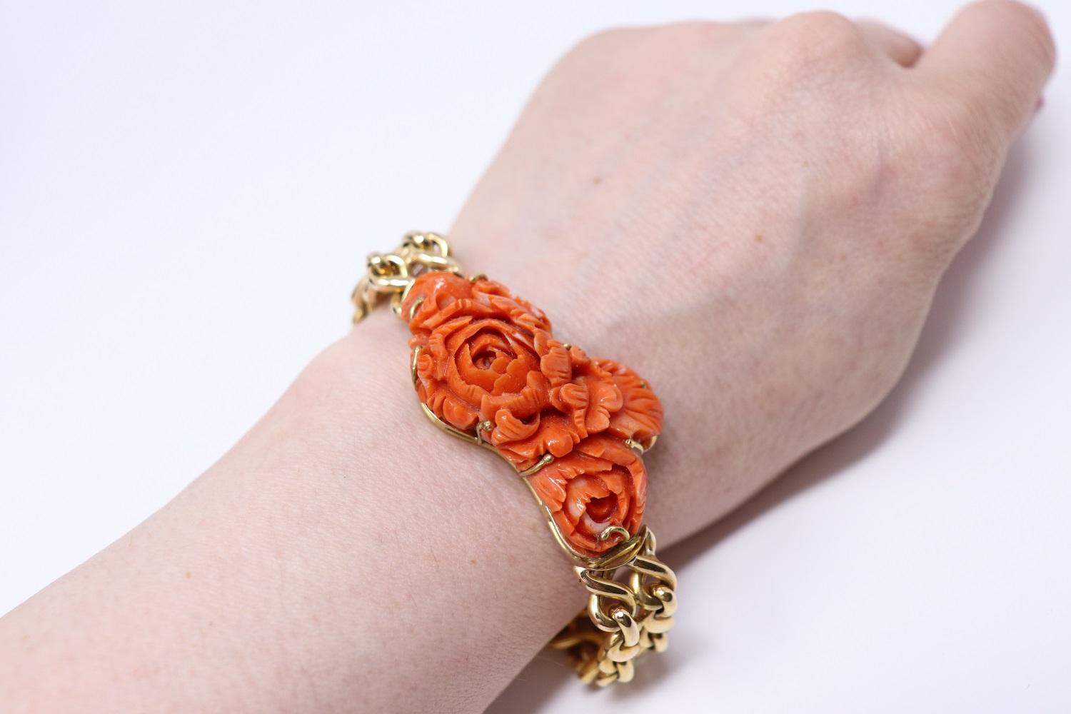 18kt Yellow Gold and Japanese Coral Fine Retro Bracelet For Sale 4