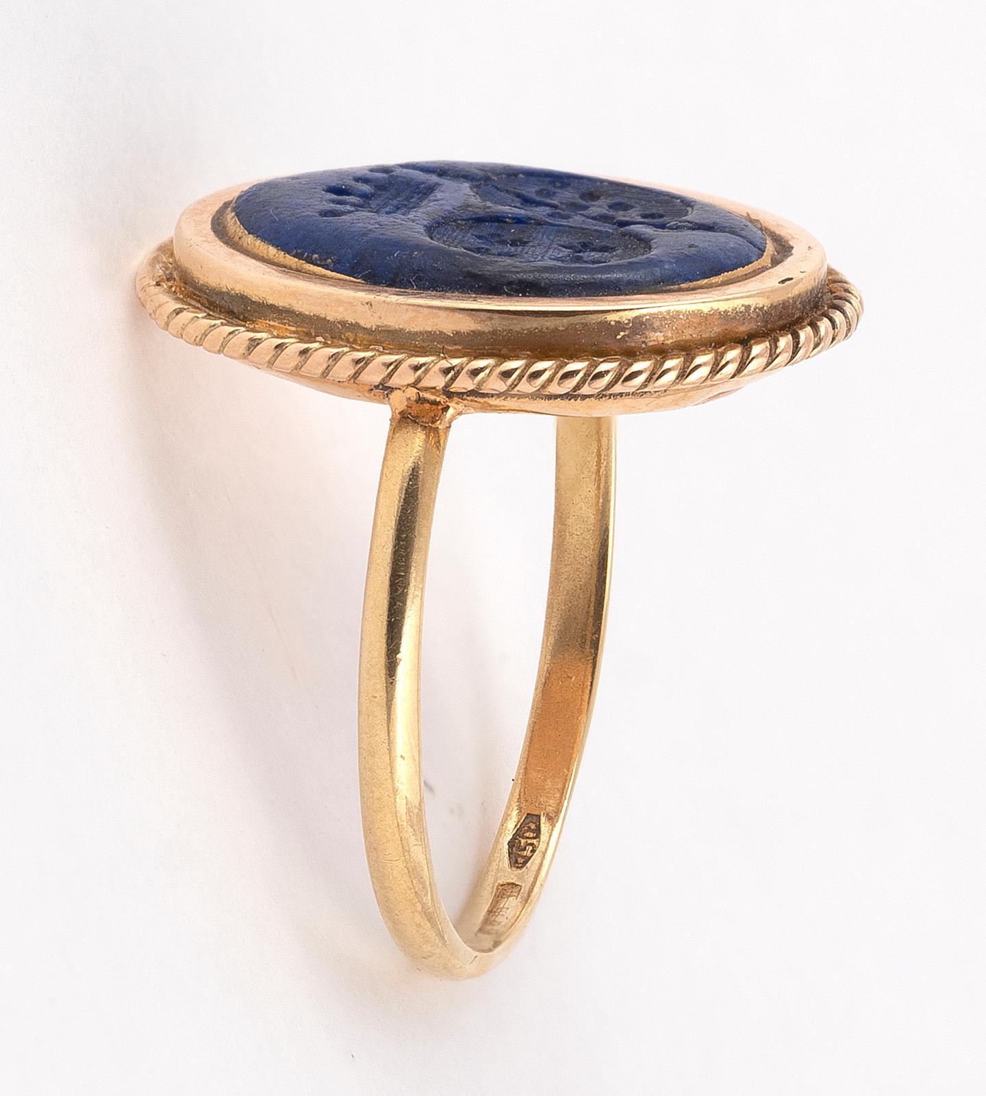 Wedding ring made up of a double coat of arms on lapis lazuli surmounted by a crown. Ring size: 6 
Weight: 3.7g. 
