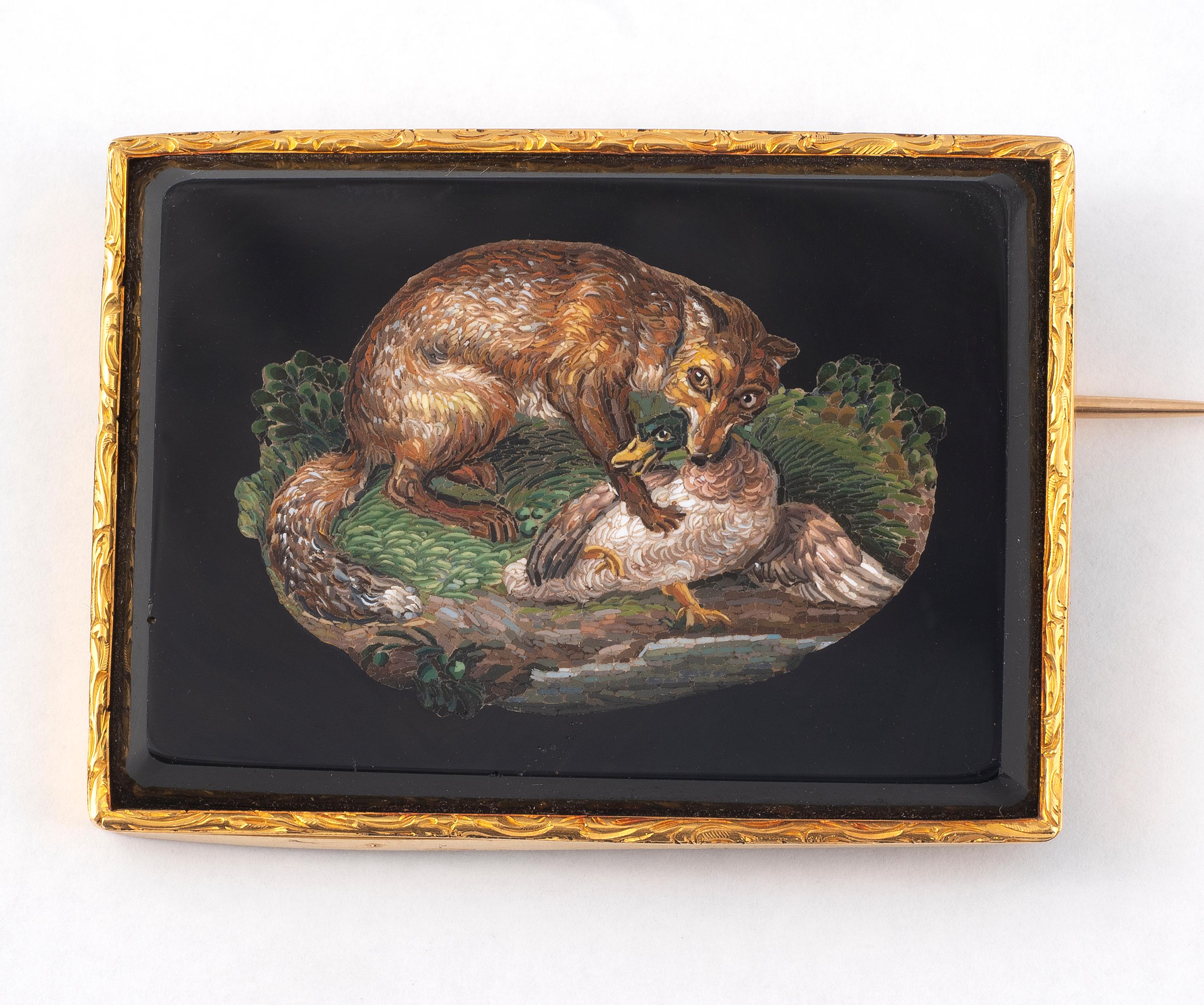 Rectangular brooch in chased yellow gold with a micro-mosaic representing a fox having caught a duck on a black background, Roman work of the 19th century, gross weight 30 g, in its case Dimensions : 4 x 5,2 cm.