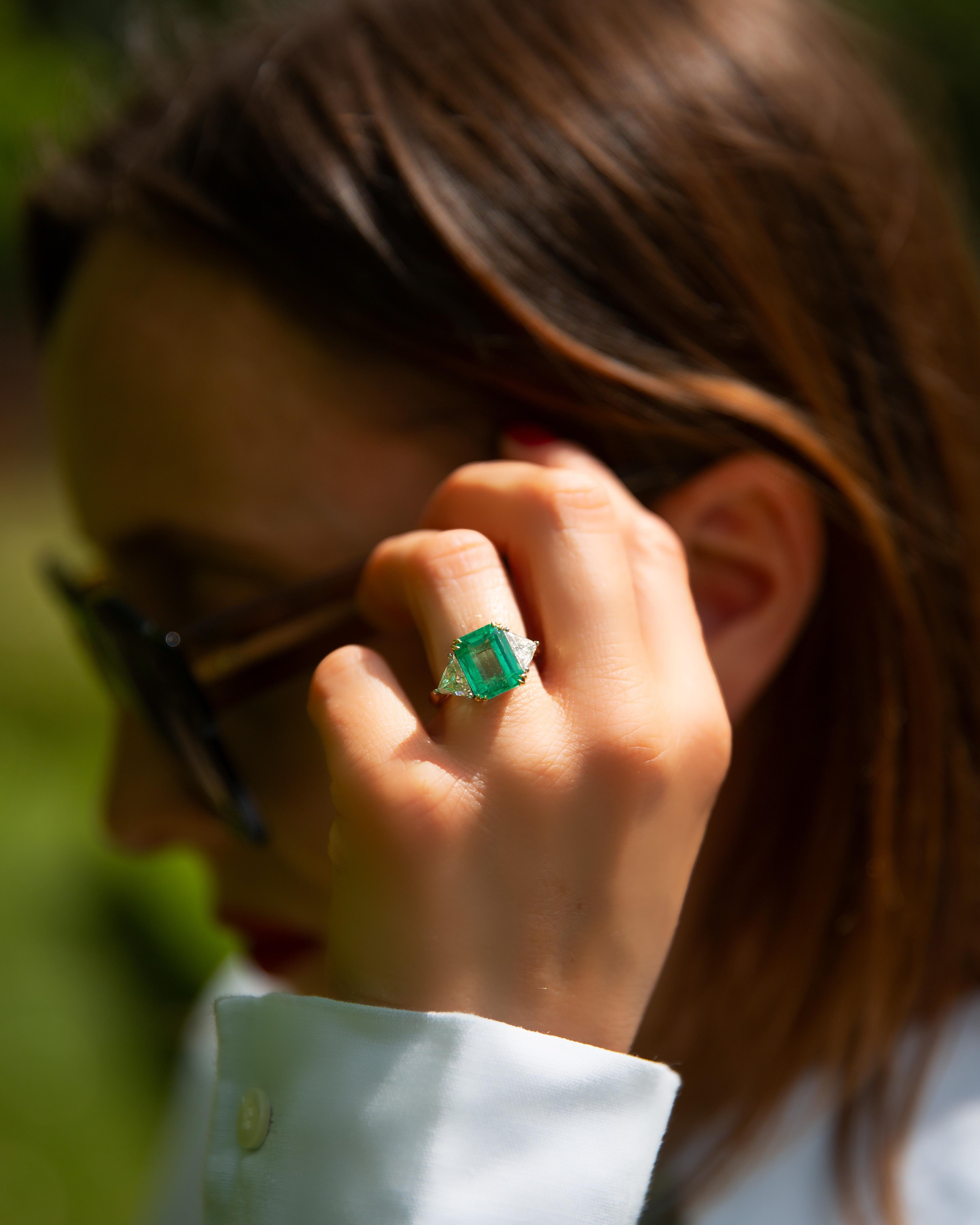 Donna Oro 18kt e platino 3,85 ct. Anello con smeraldo colombiano naturale e diamante in vendita