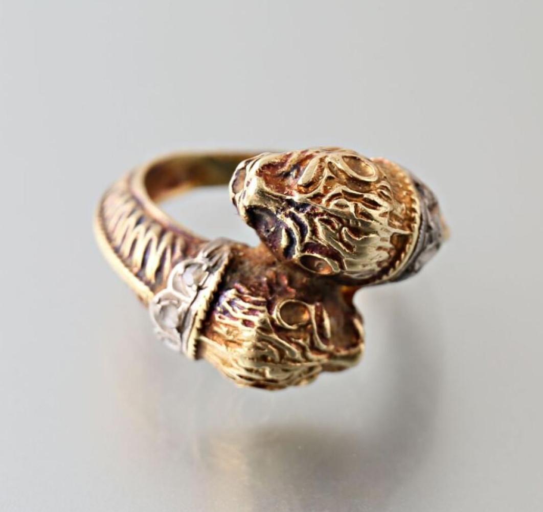
In the taste of Lalaounis, a 750 thousandths gold ring with a lioness' head motif, the necks set with a line of rose-cut diamonds
Gross weight: 9.7 g - Finger size: 6 1/4


Follow on instagram @bernardoantichita