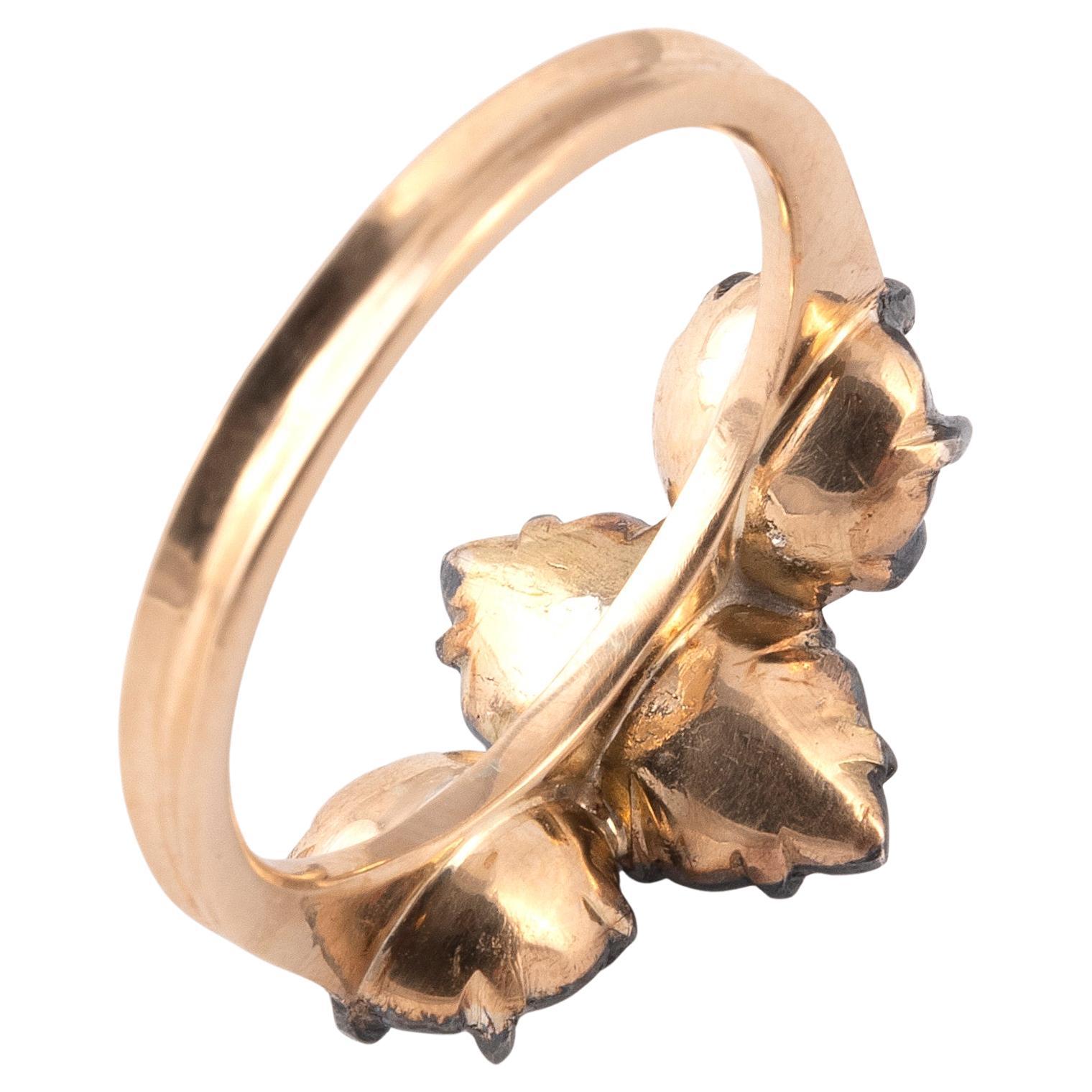 Bague de duchesse en or jaune et argent fermée au dos, ornée de deux diamants taillés en rose centrés sur un diamant taillé en rose de forme poire. 
Taille de la bague : 7 1/4. 
Poids : 4g. 