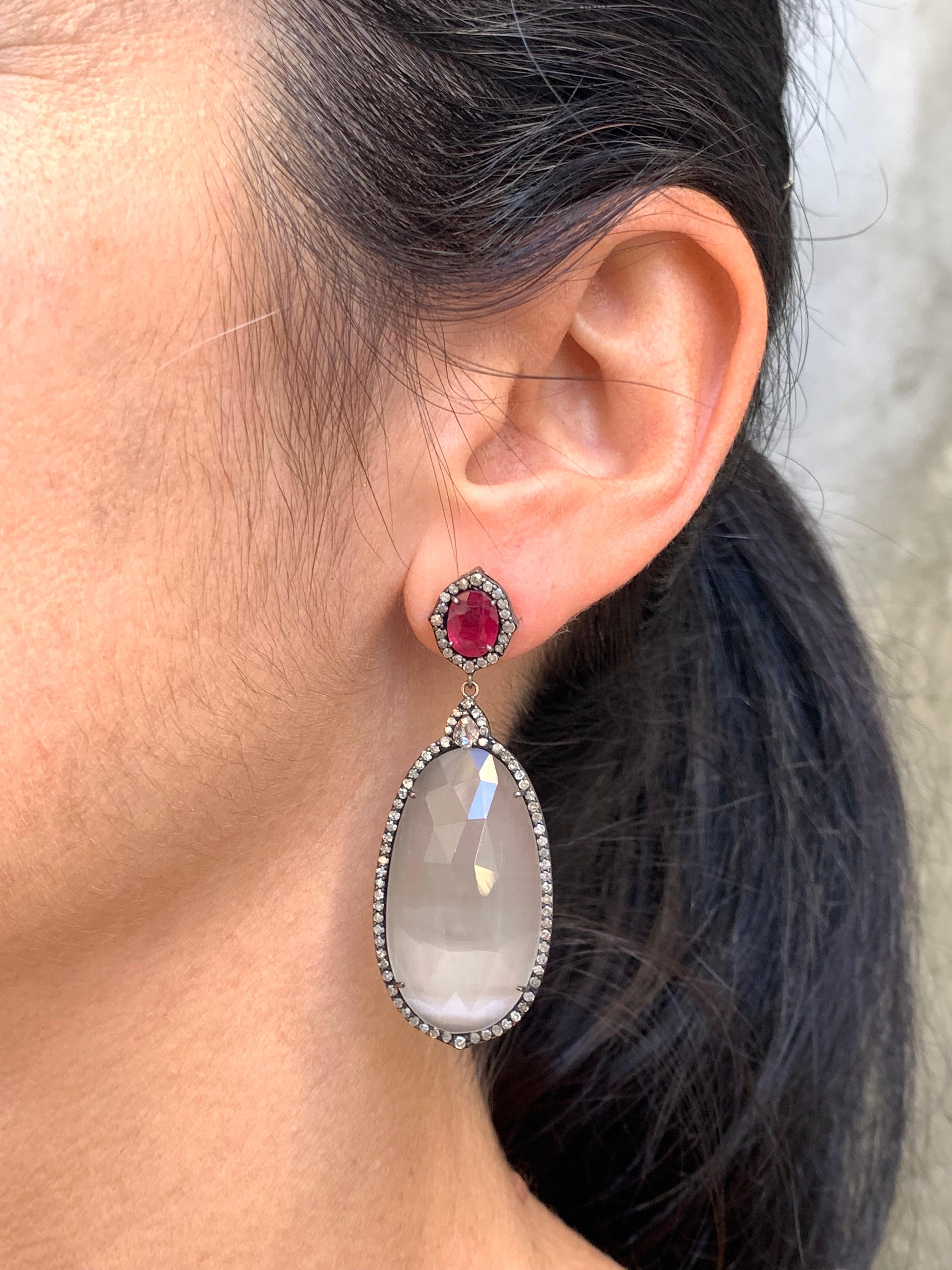 Ohrringe aus 18kt Gelbgold und Silber Rubine, eisgraue Diamanten und grauer Achat 1
