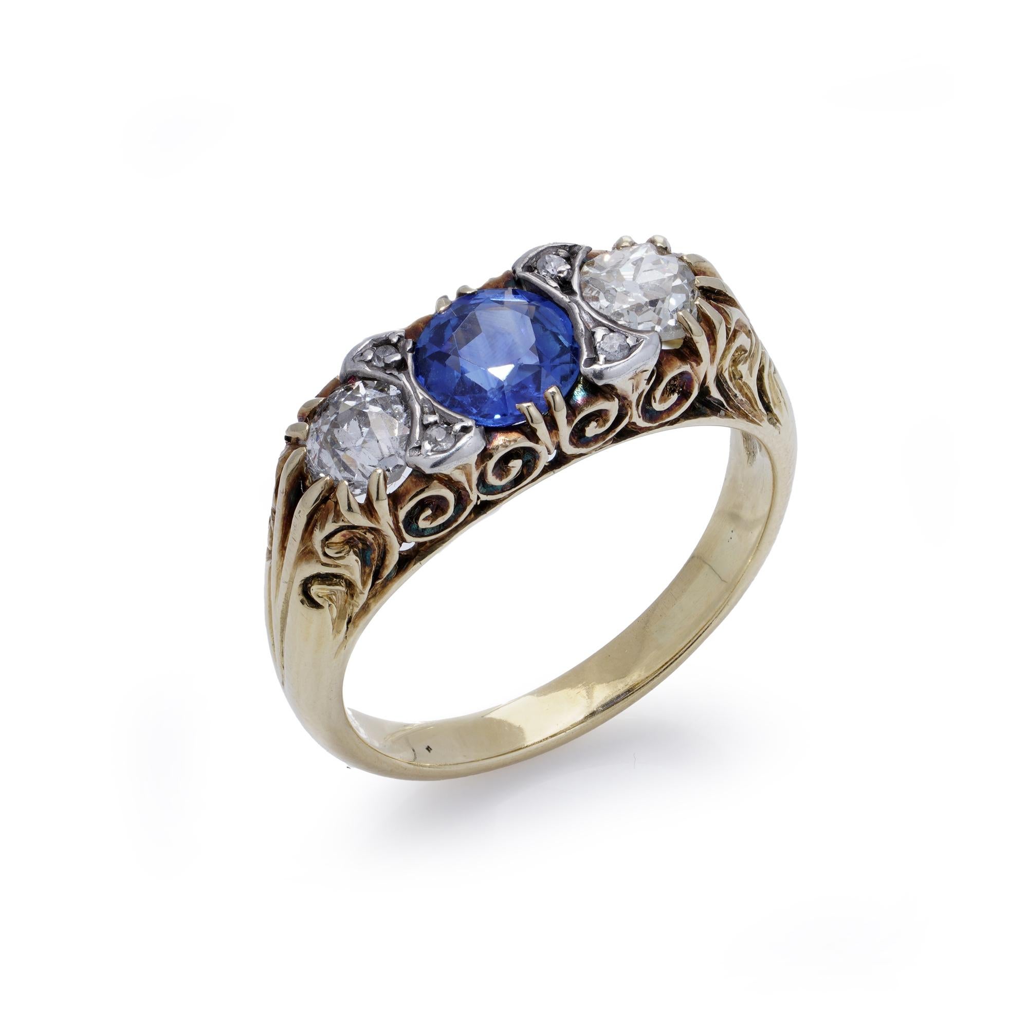18kt yellow gold and silver three - stone diamond and sapphire ring For Sale 2