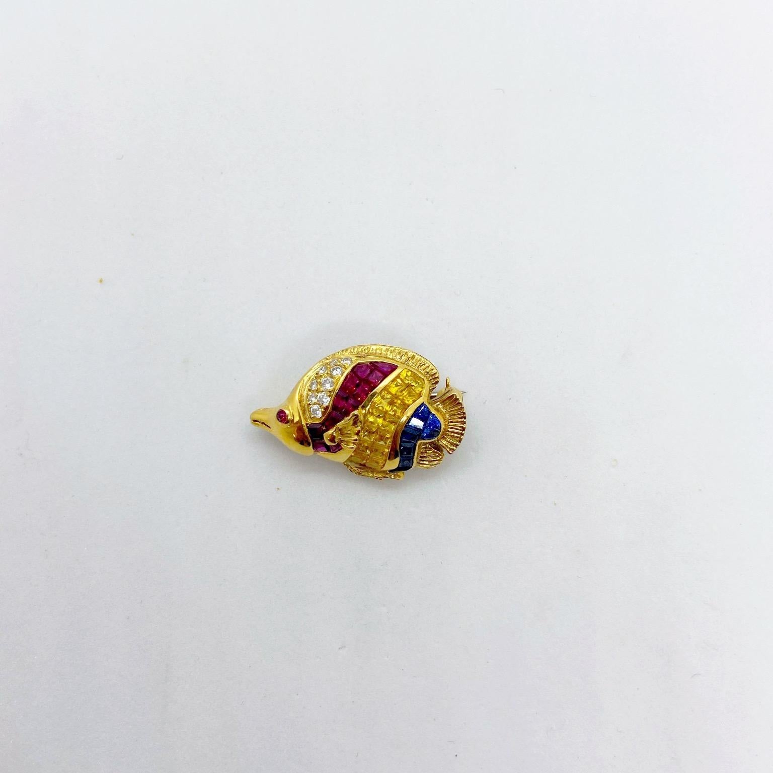 Angelfish-Brosche aus 18 Karat Gelbgold mit unsichtbar gefasstem Rubin, Saphiren und Diamanten (Zeitgenössisch) im Angebot