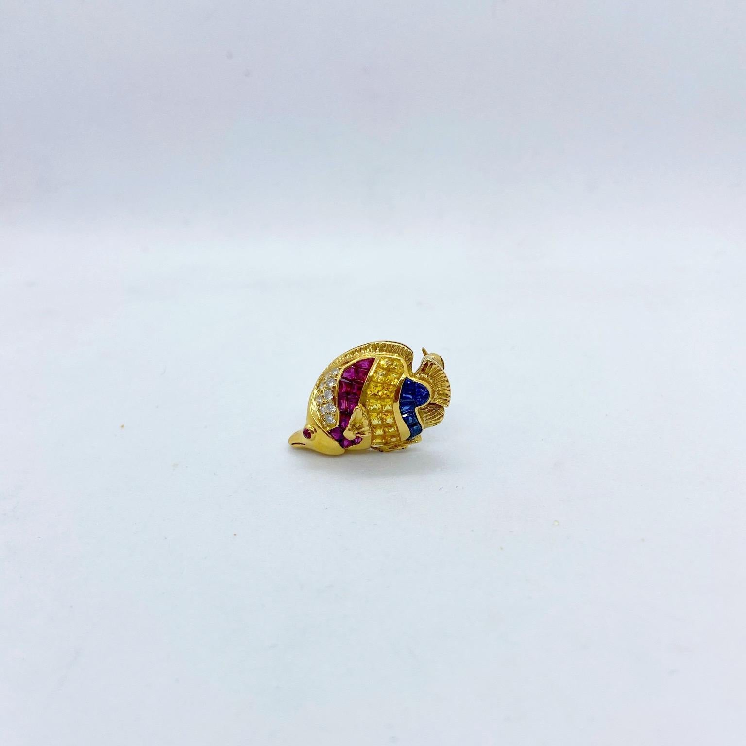 Broche canard de mer en or jaune 18 carats avec rubis, saphirs et diamants sertis de manière invisible Unisexe en vente