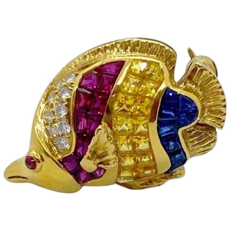 Broche canard de mer en or jaune 18 carats avec rubis, saphirs et diamants sertis de manière invisible en vente