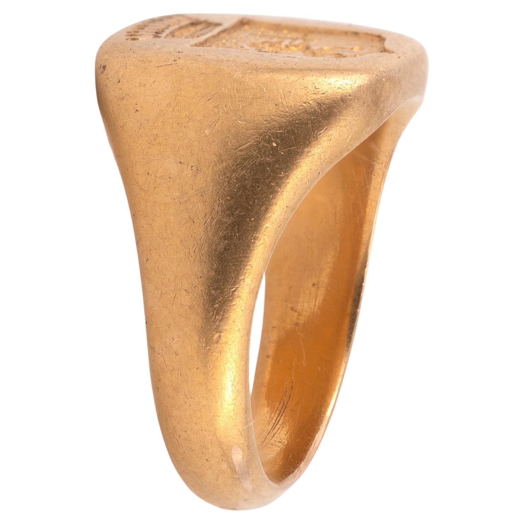 Siegelring aus 750 Tausendstel Gelbgold, verziert mit einem Wappen, das von einer Grafenkrone gekrönt wird. Fingergröße: 7, Breite: 1,2 cm. Bruttogewicht: 9,3 g.