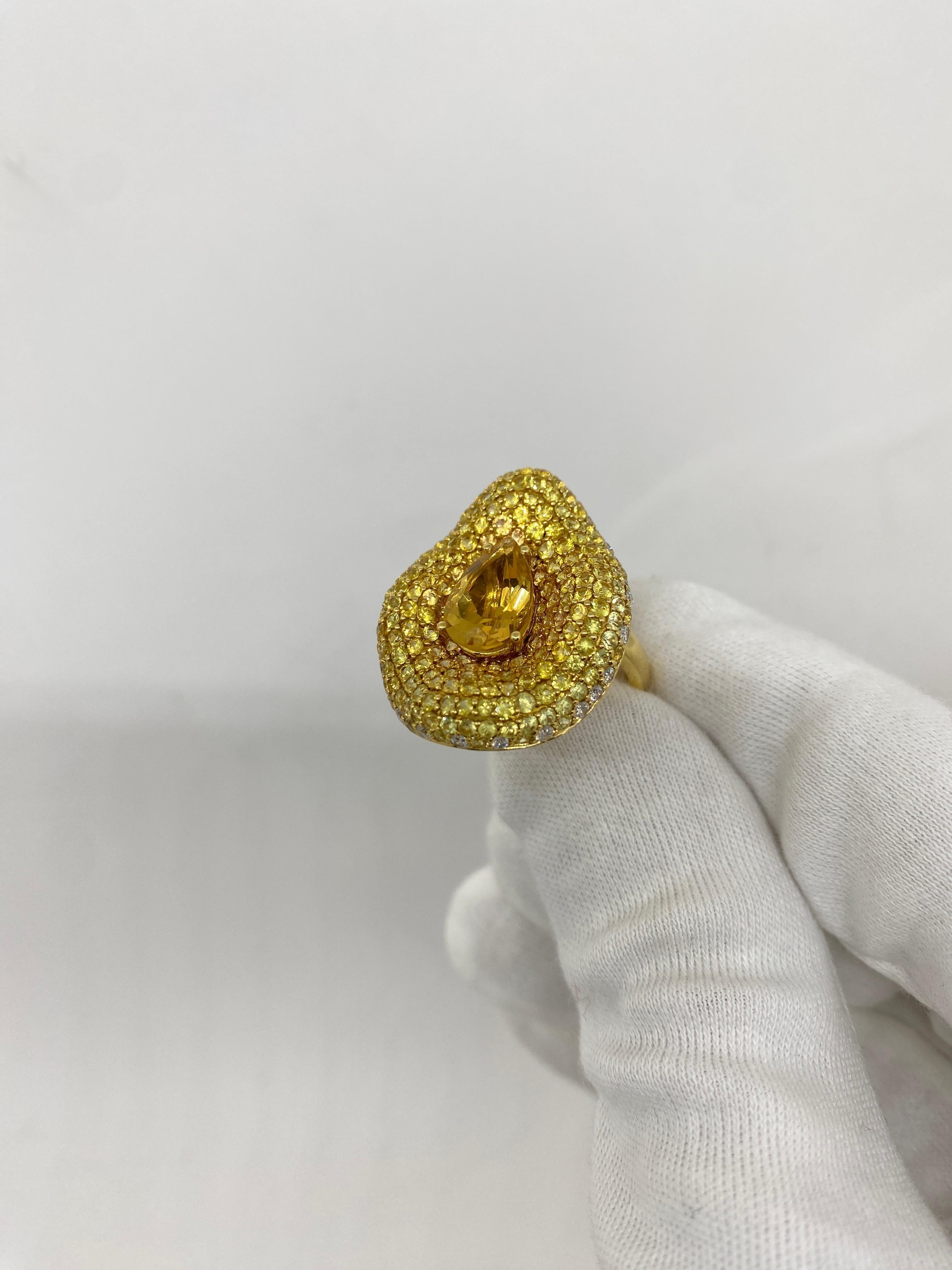 Taille brillant Bague « Fleur d'Arum » en or jaune 18 carats, saphirs et diamants taille goutte d'eau en vente