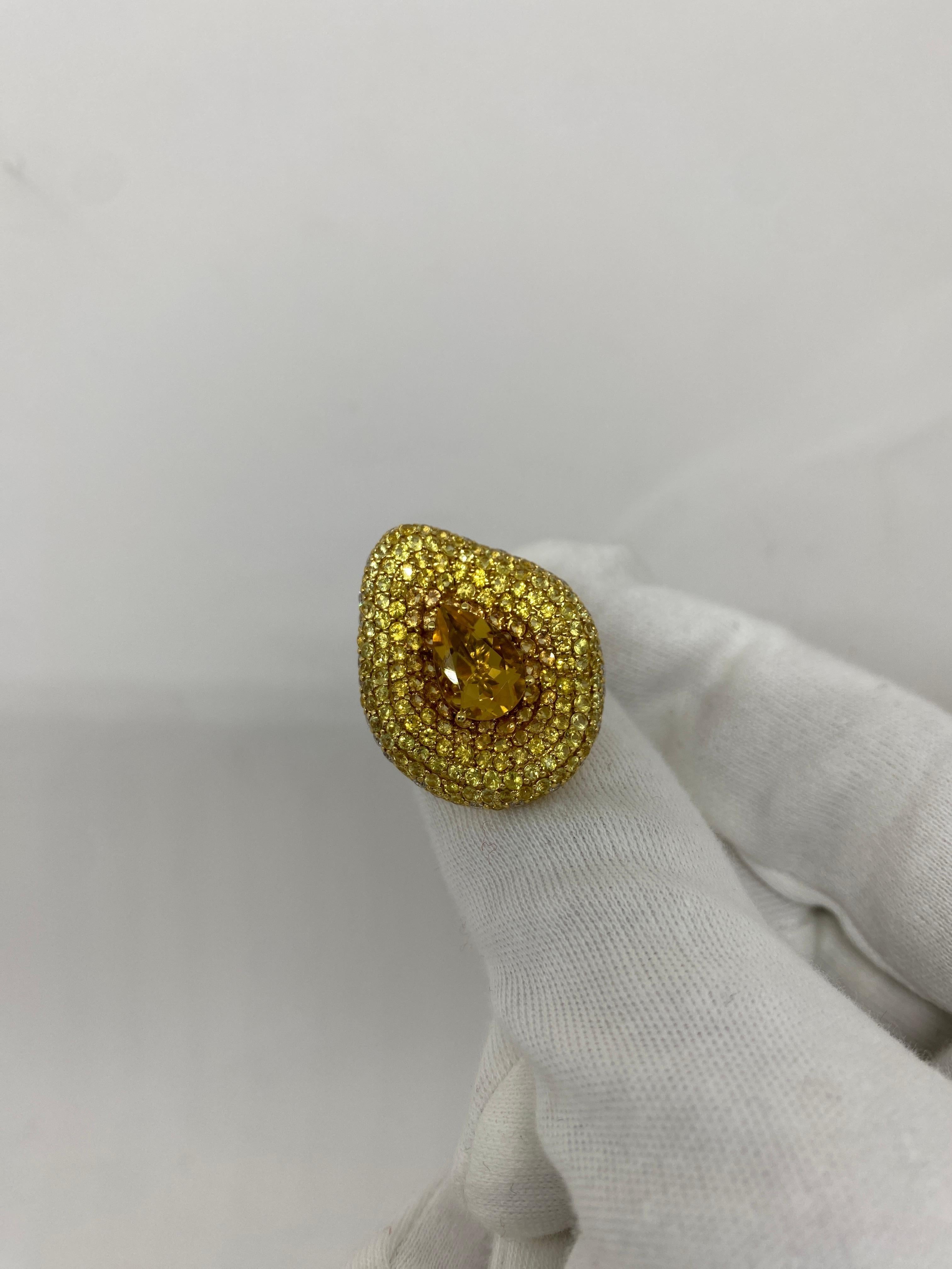 Bague « Fleur d'Arum » en or jaune 18 carats, saphirs et diamants taille goutte d'eau Unisexe en vente