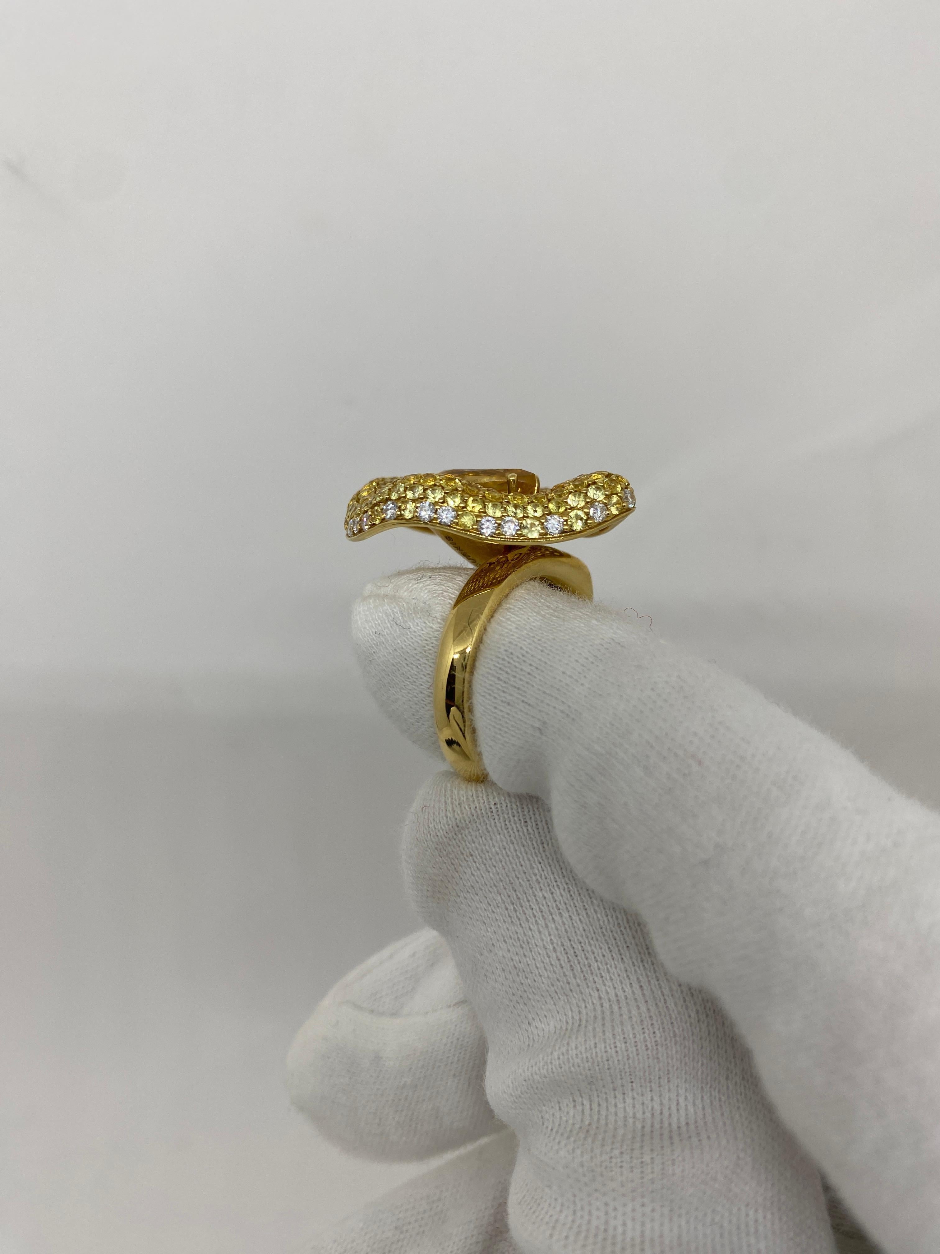 Bague « Fleur d'Arum » en or jaune 18 carats, saphirs et diamants taille goutte d'eau en vente 1
