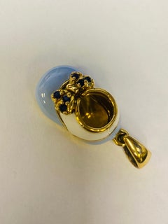 Petite bottine en or jaune 18 carats, sertie de saphirs bleus de 0,16 carat, émail bleu clair et blanc