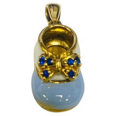 Petite bottine en or jaune 18 carats, sertie de saphirs bleus de 0,16 carat, émail bleu clair et blanc