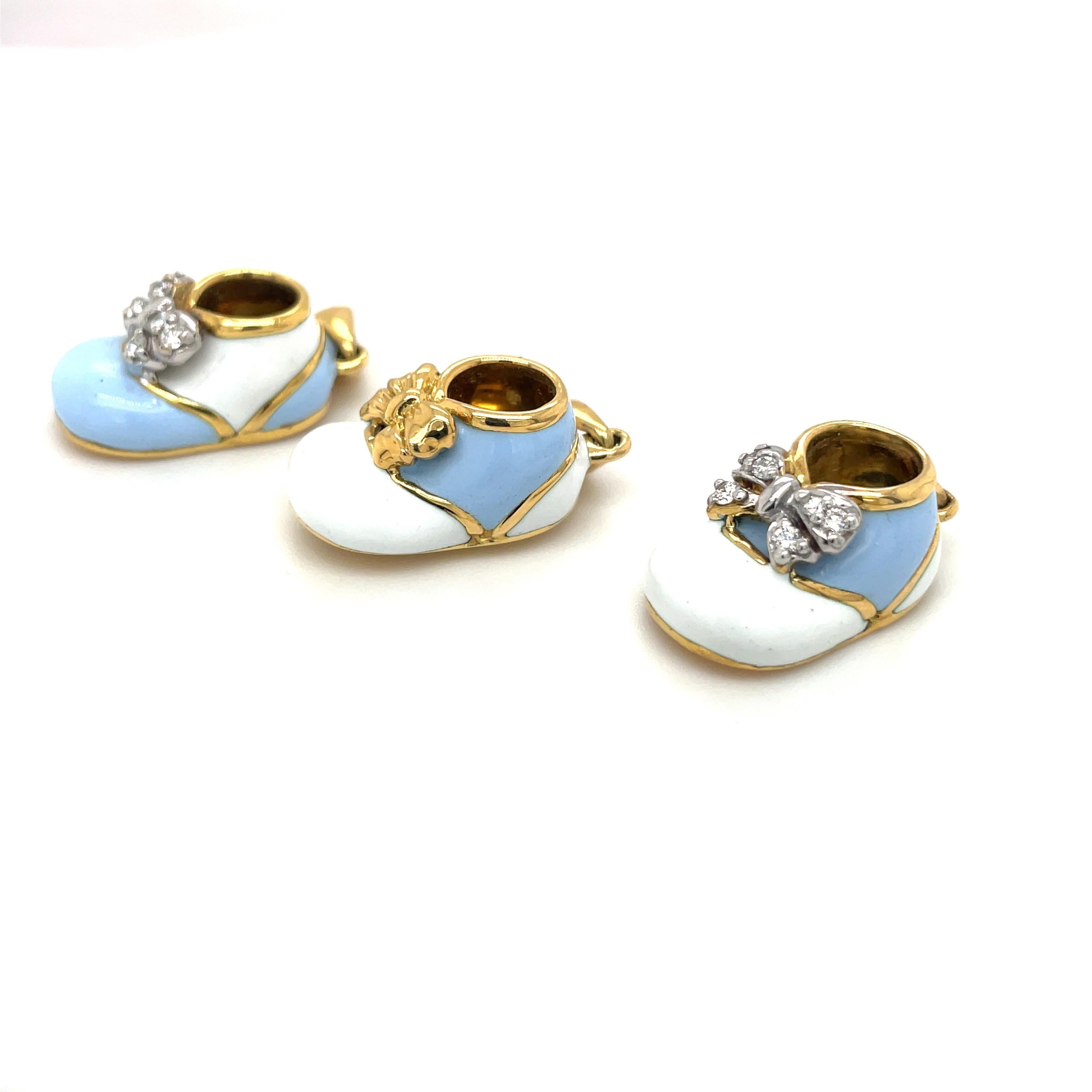 Round Cut 18KT Yellow Gold Baby Shoe Light Blue/White Enamel & 0.12Ct Diamond Bow For Sale