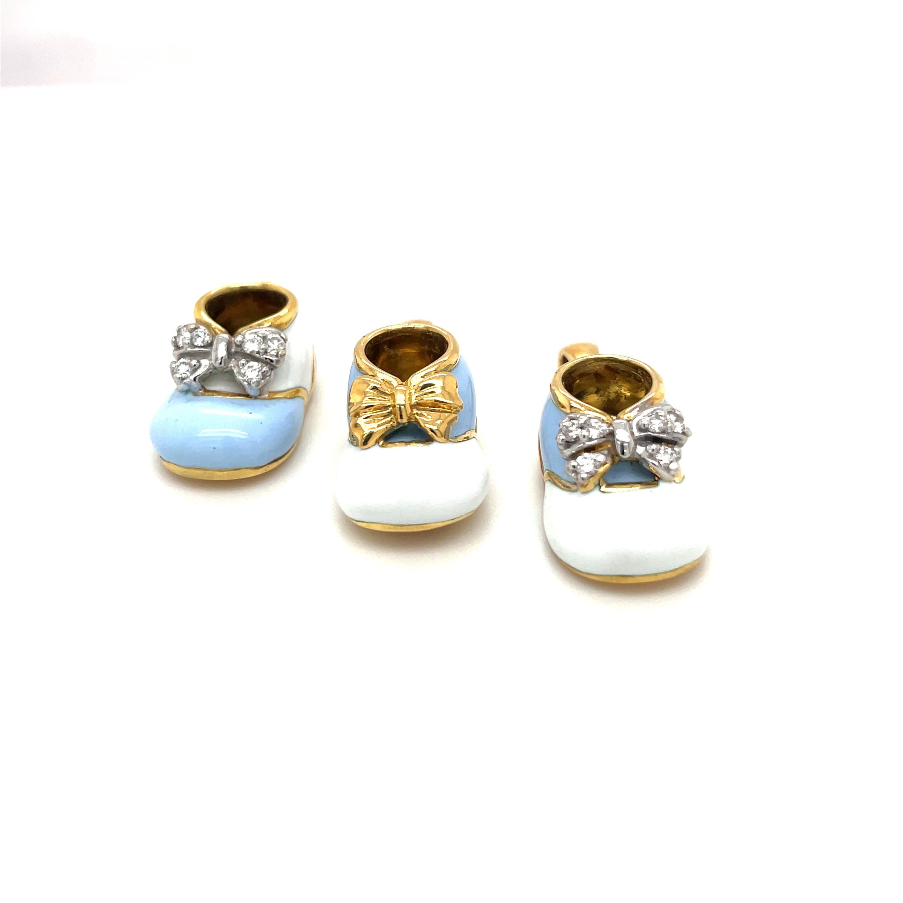 Babyschuh aus Gelbgold mit hellblauer/weißer Emaille und 0,12 Karat Diamantschleife, 18 Karat im Zustand „Neu“ im Angebot in New York, NY