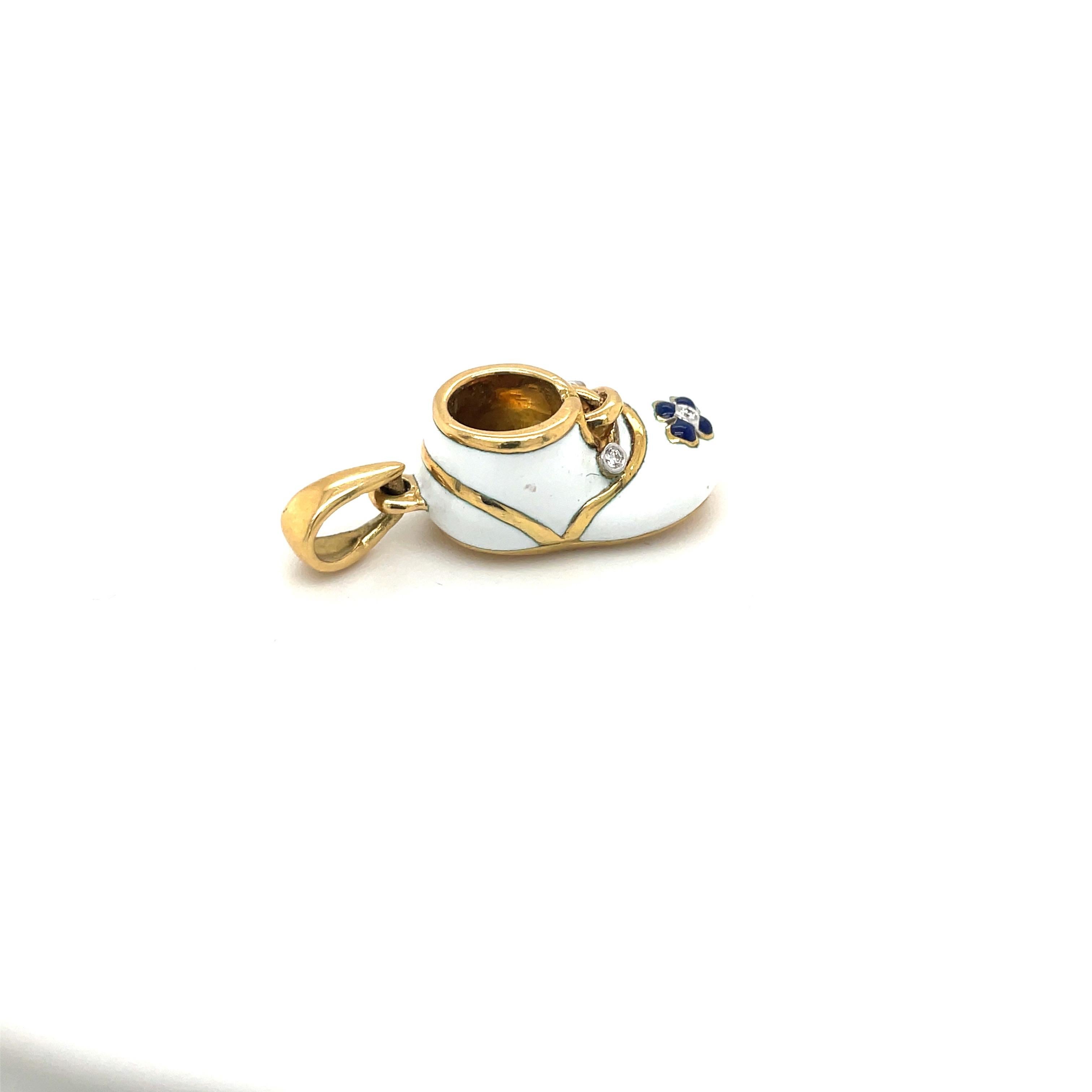 Contemporaneo Lacci per scarpe da bambino in oro giallo 18KT Smalto bianco con fiori e diamanti .04Ct in vendita